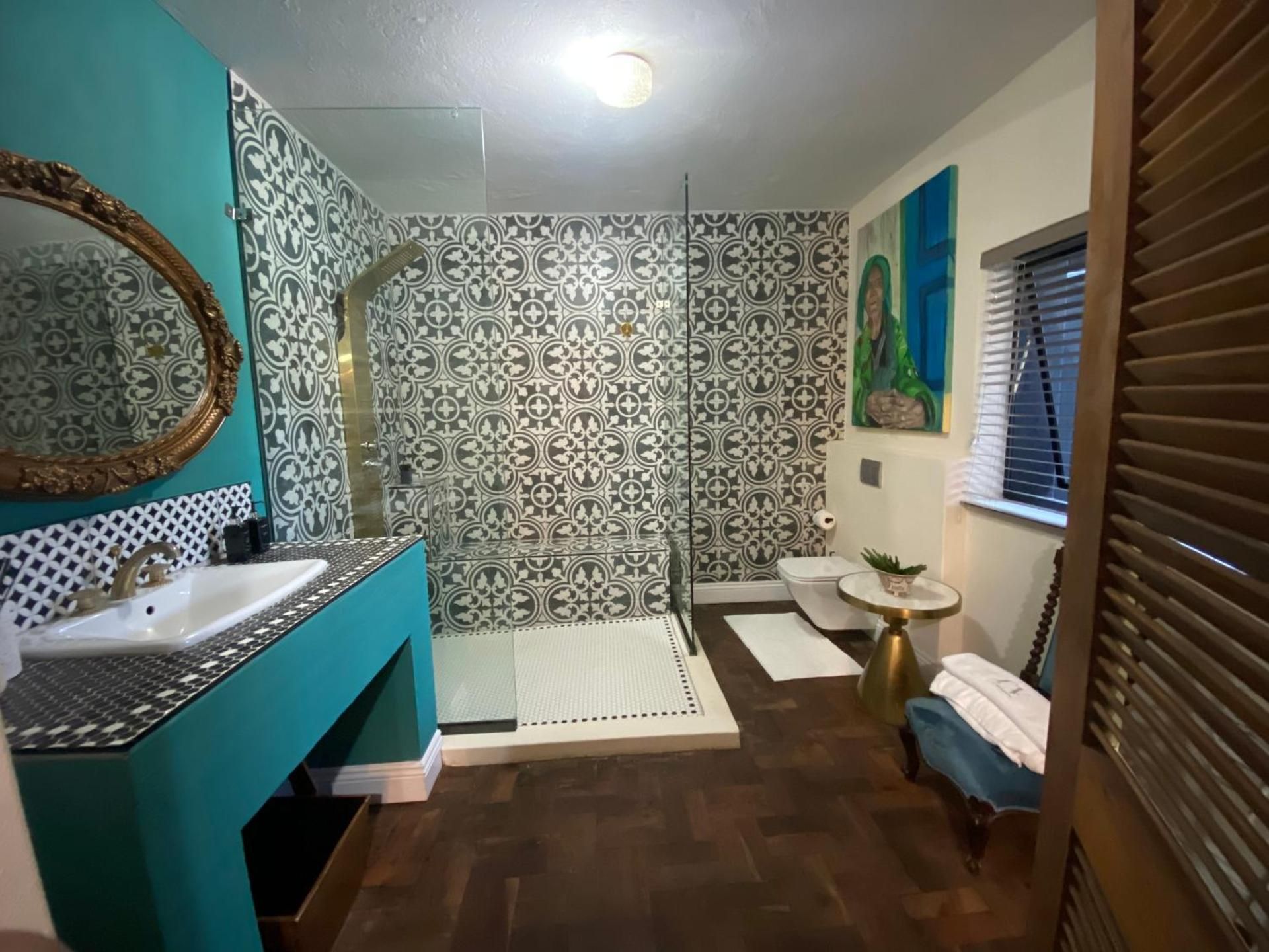 Constantia View Apartments- Luxury Self Catering Studio Apartment with Queen Bed 2