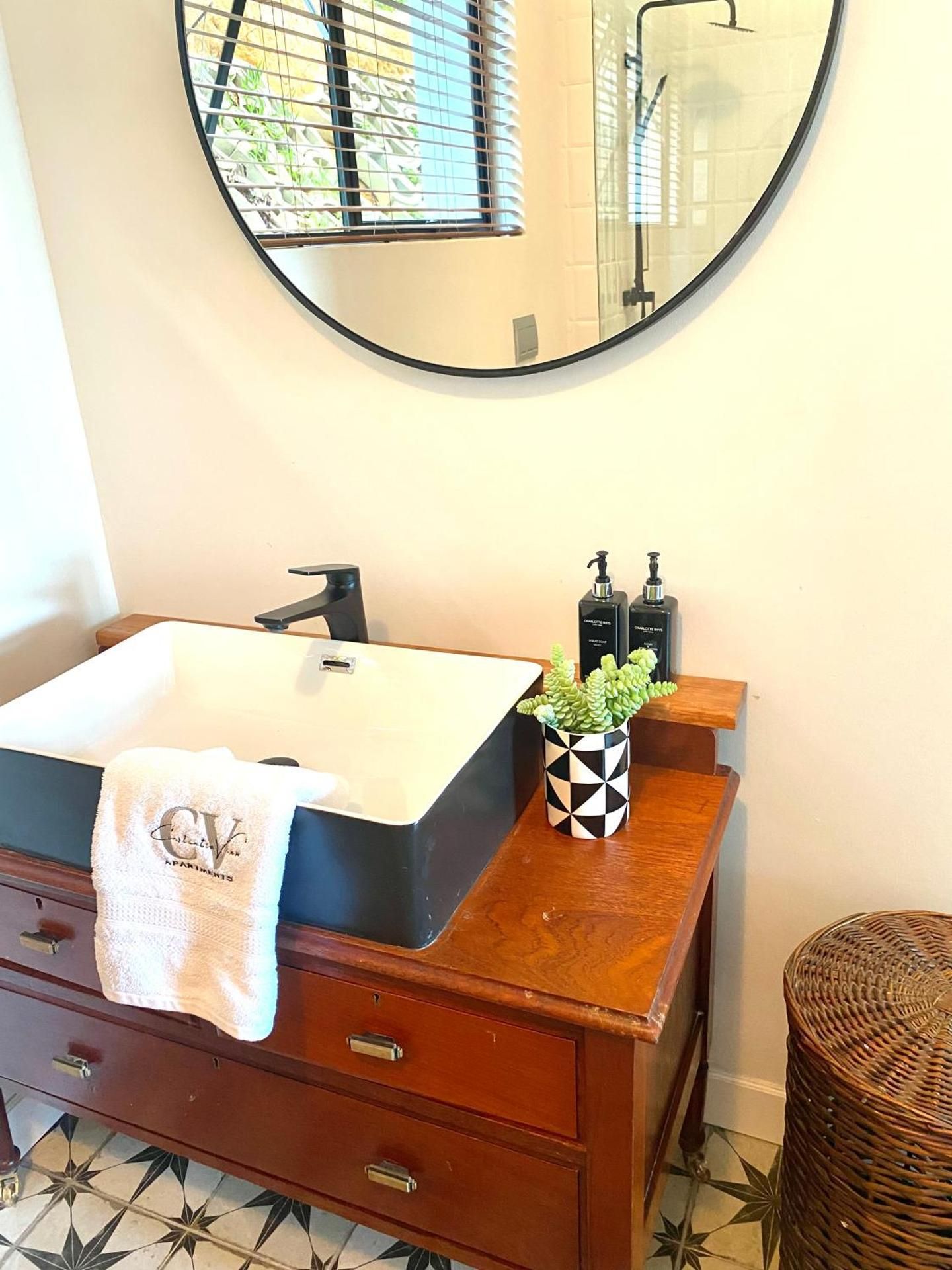 Constantia View Apartments- Luxury Self Catering Two-Bedroom Apartment with Mountain View 2