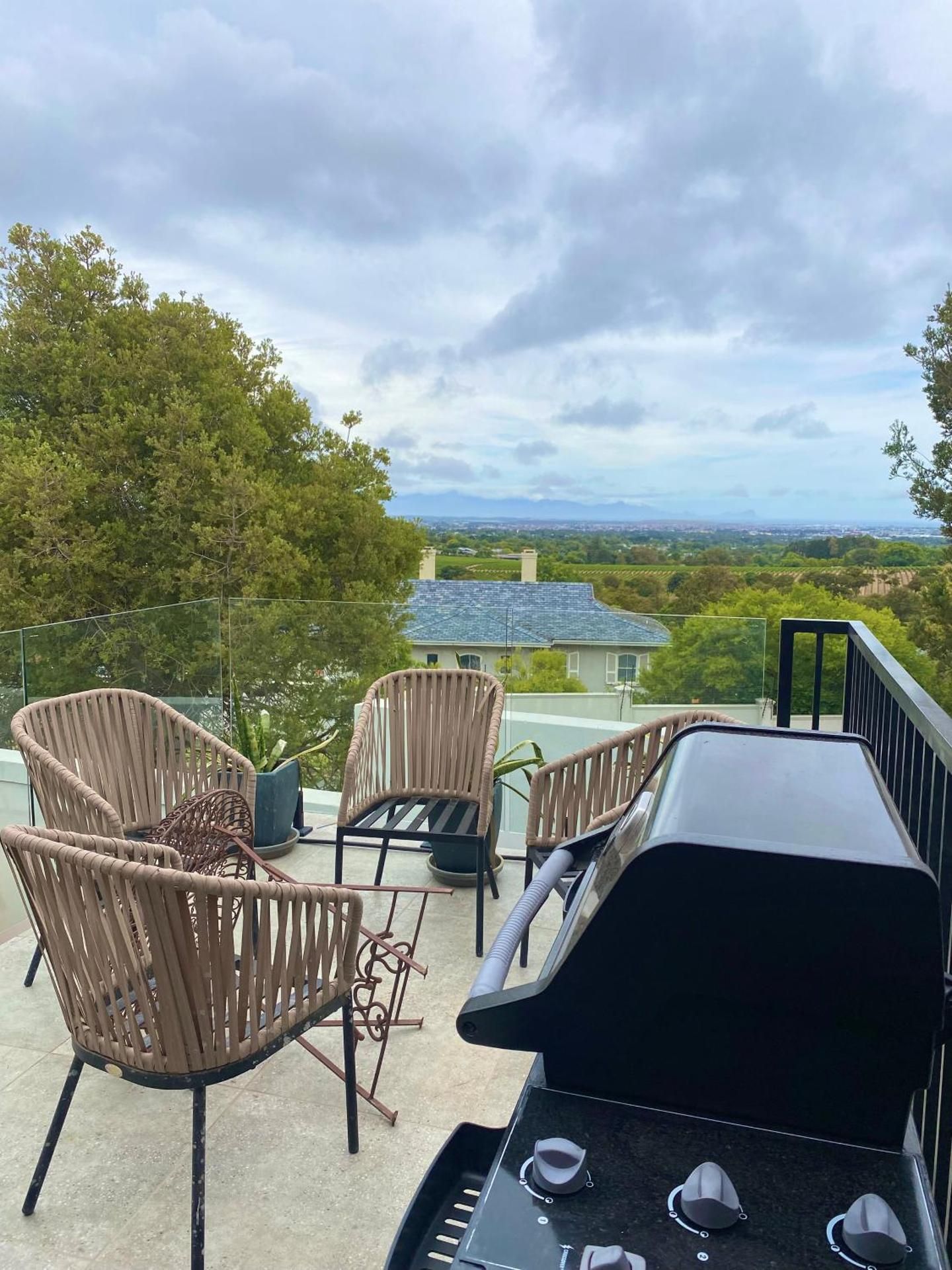 Constantia View Apartments- Luxury Self Catering Two-Bedroom Apartment with Mountain View