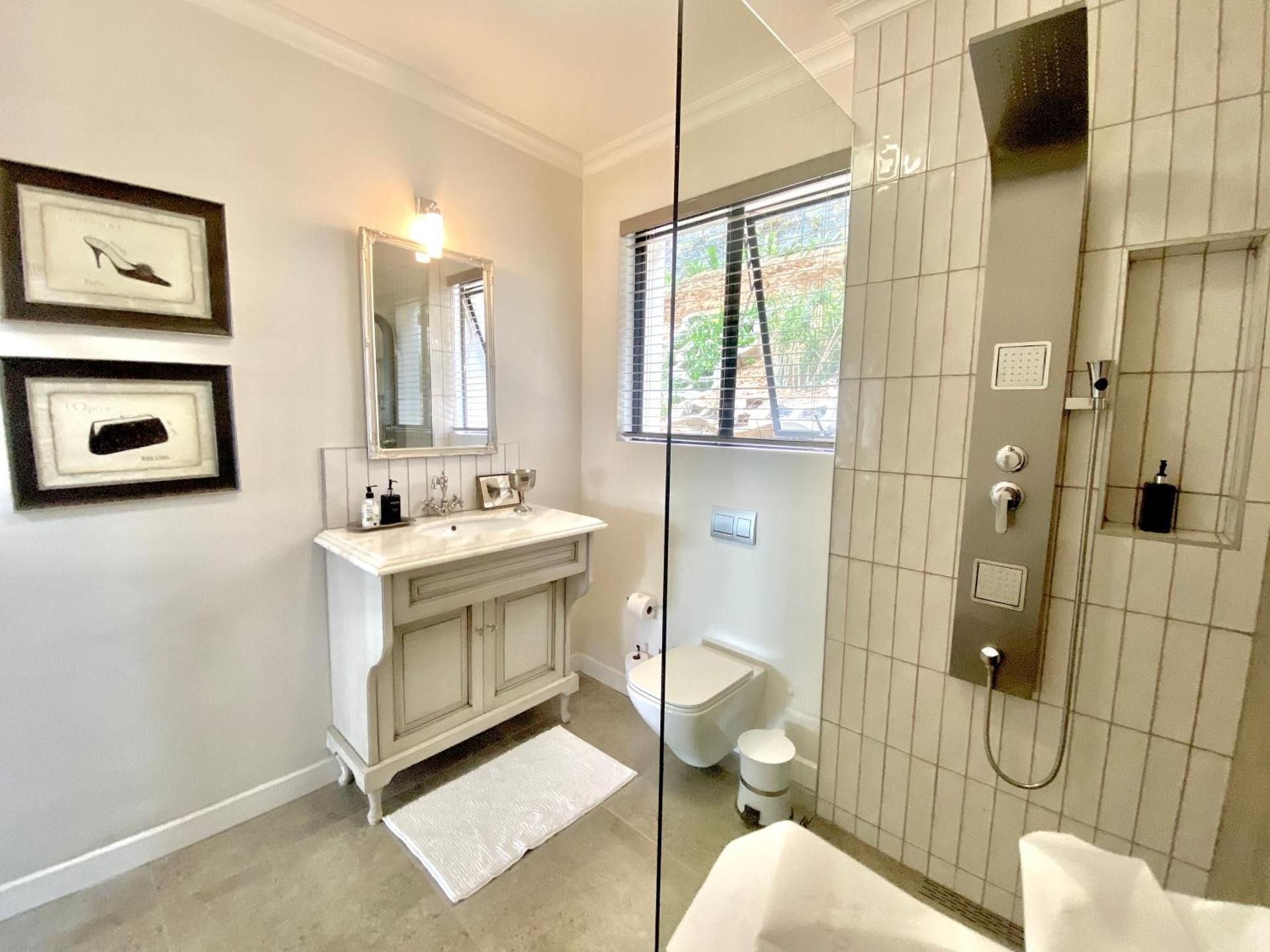 Constantia View Apartments- Luxury Self Catering Family Two-Bedroom Apartment with View 2