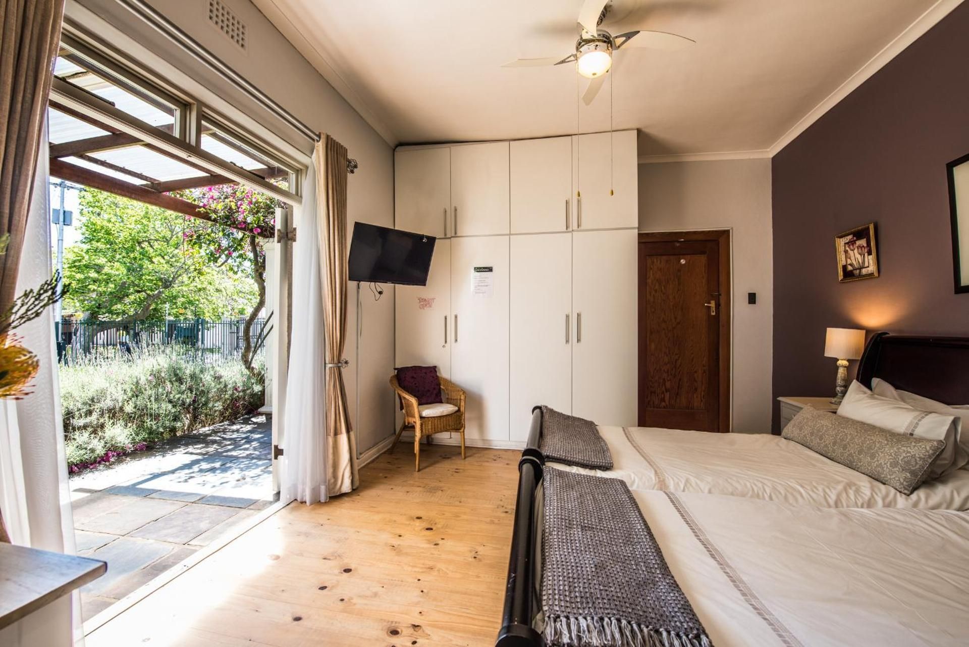 Greenlawns B&B Deluxe Twin Room 3