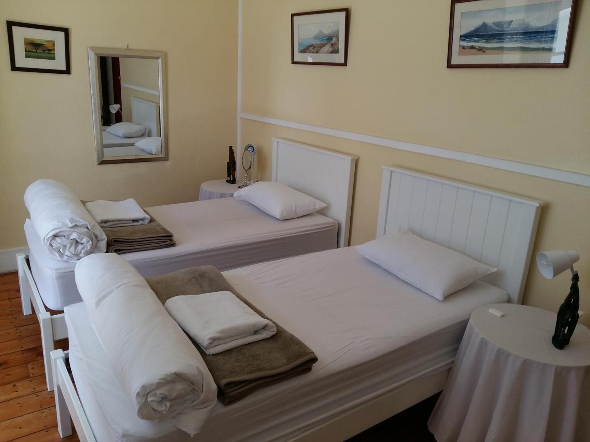 Big Blue Backpackers Twin Room with Shared Facilities 2