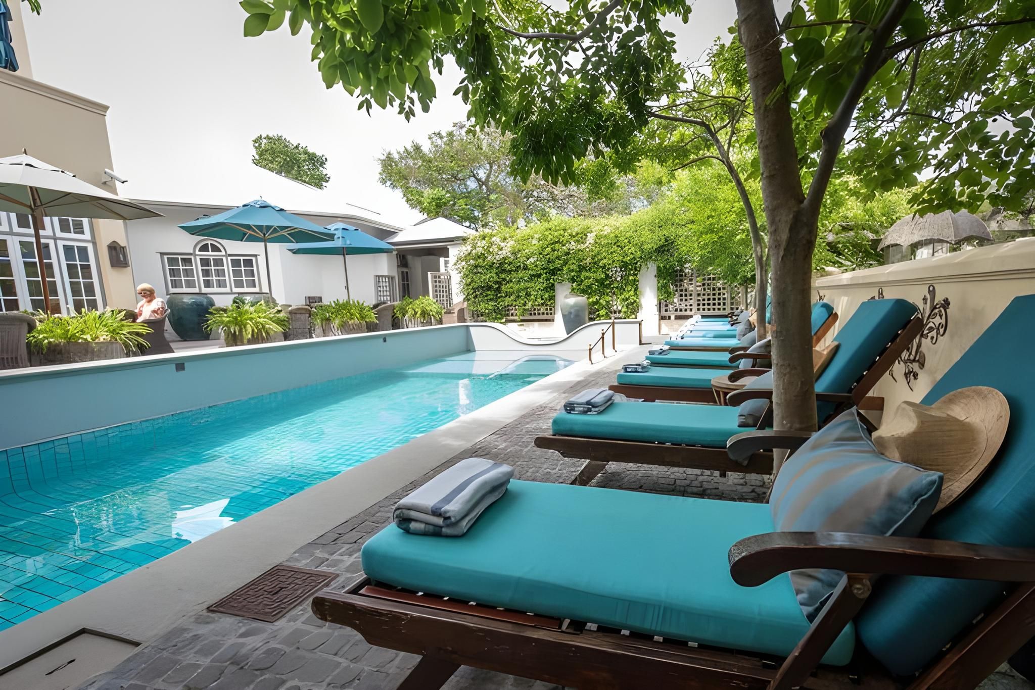 swimming pool [outdoor]