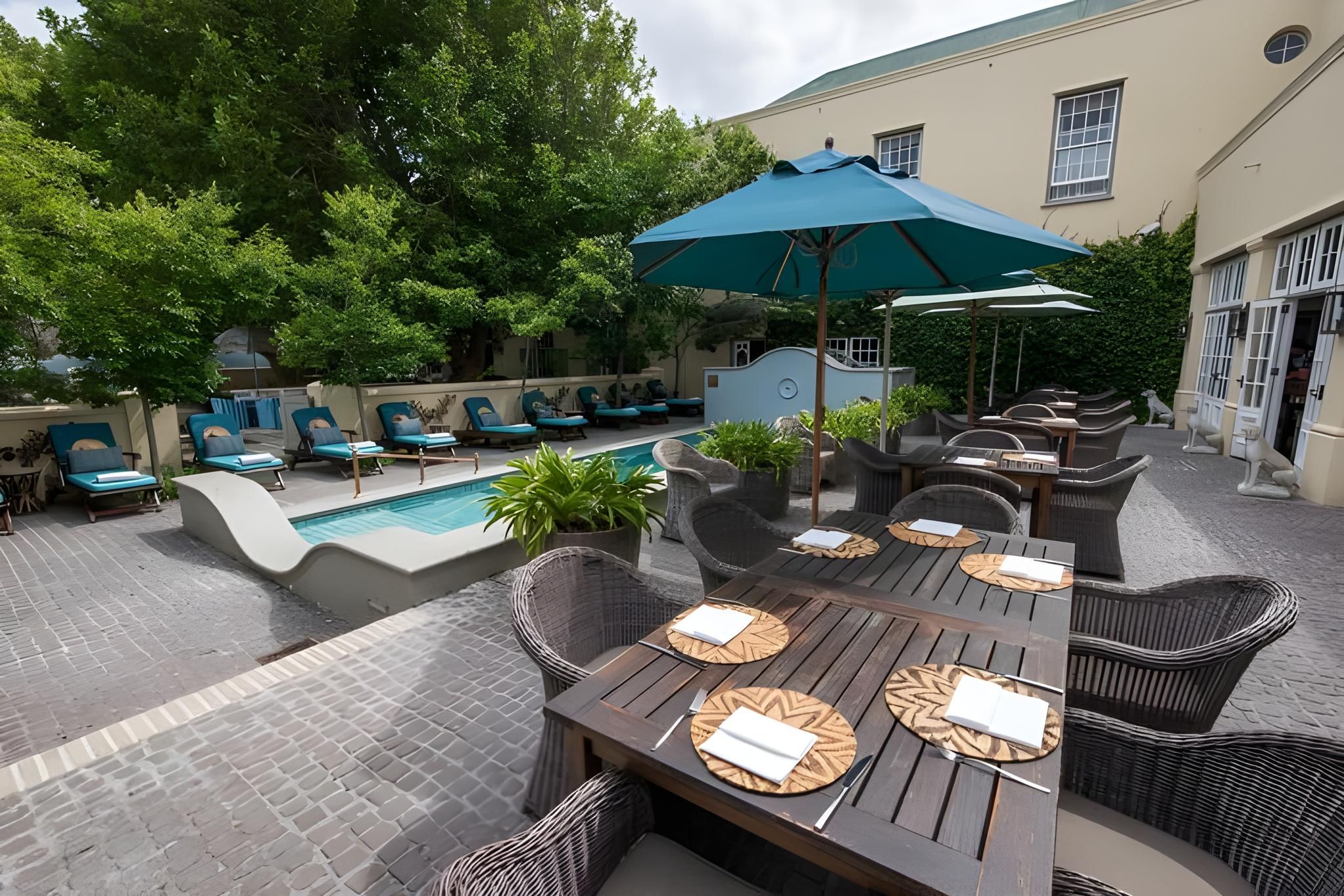 swimming pool [outdoor]