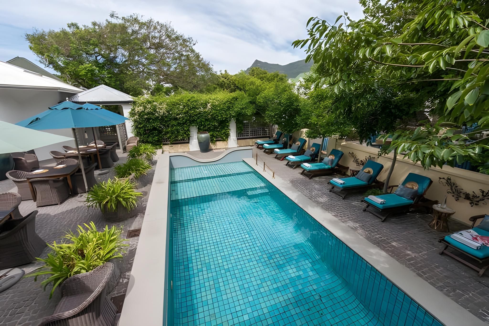 swimming pool [outdoor]