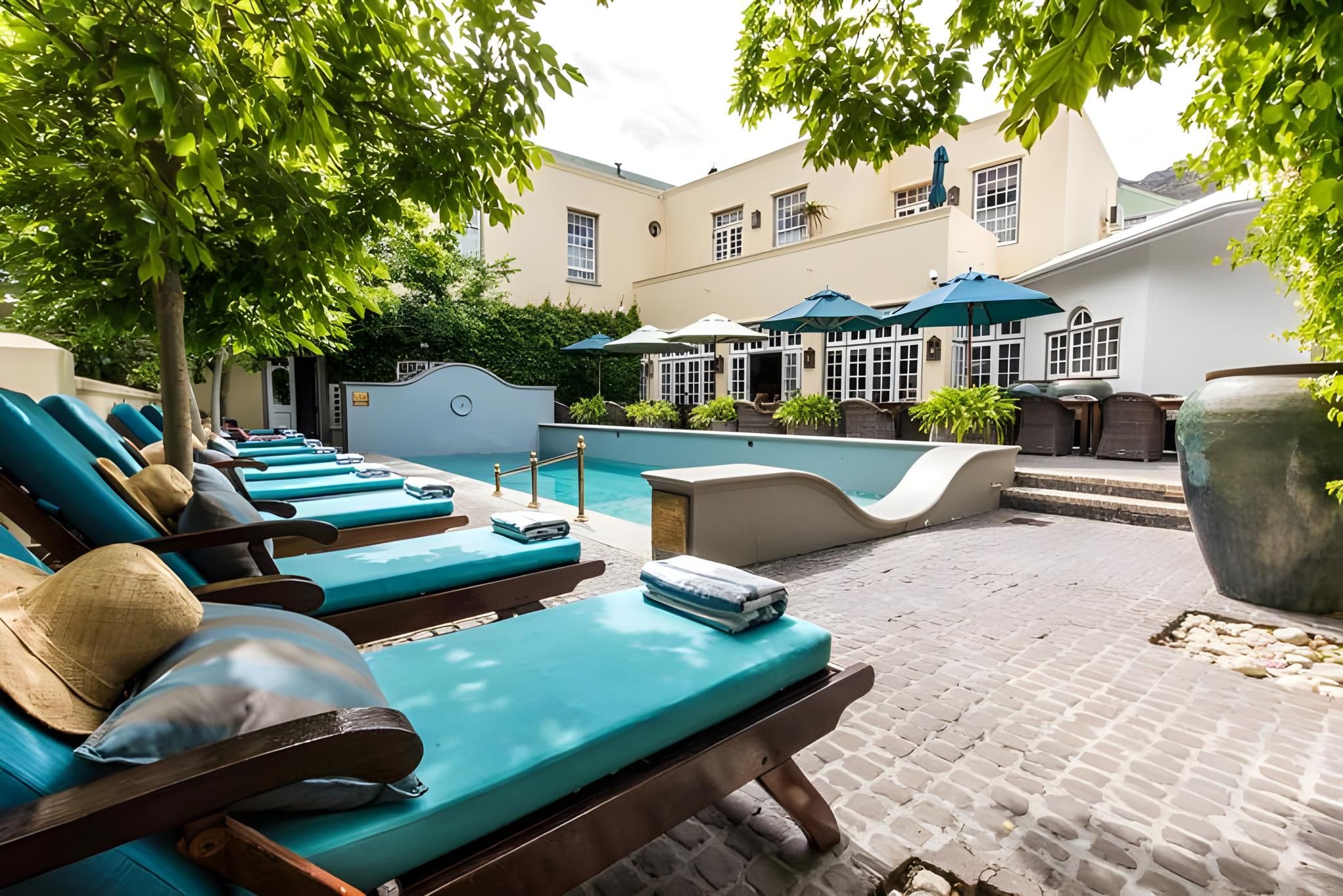 swimming pool [outdoor]