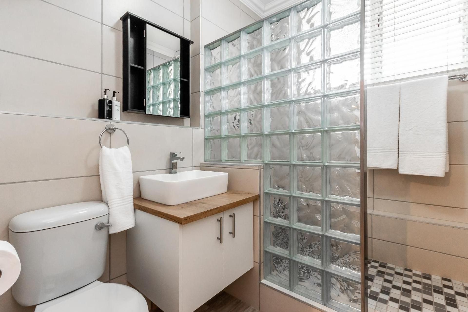 Ashley on Beach Strand Two-Bedroom Apartment with Sea View 2