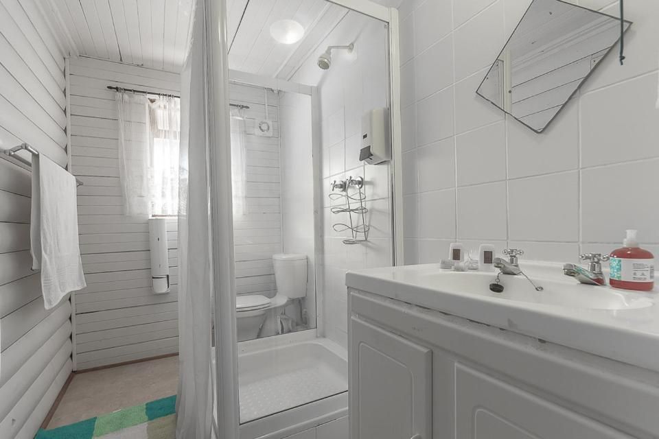 Kingfisher Hollow Self Catering Guest House. Lakeview Double 2