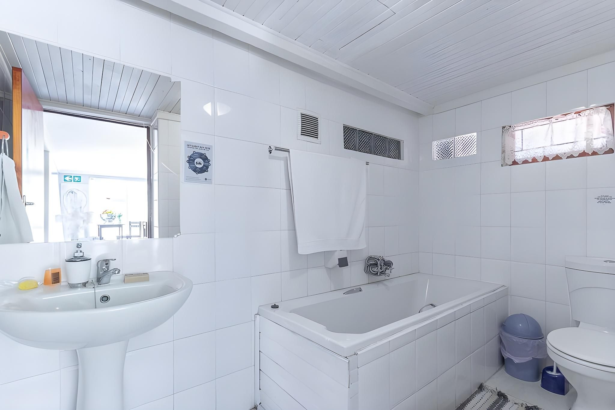 Kingfisher Hollow Self Catering Guest House. Luxury Heron End Suite - 1 King Bed 3