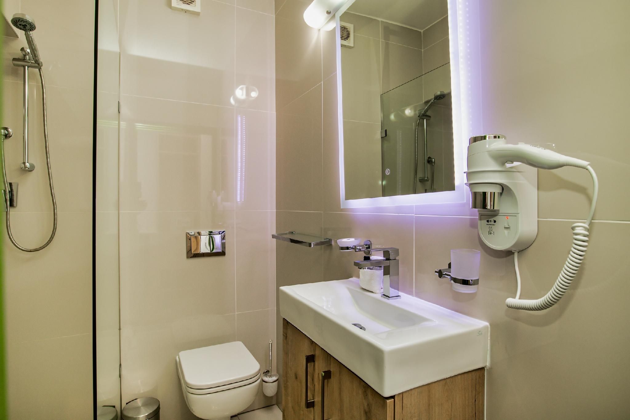 9 On Barrack Superior Room 3