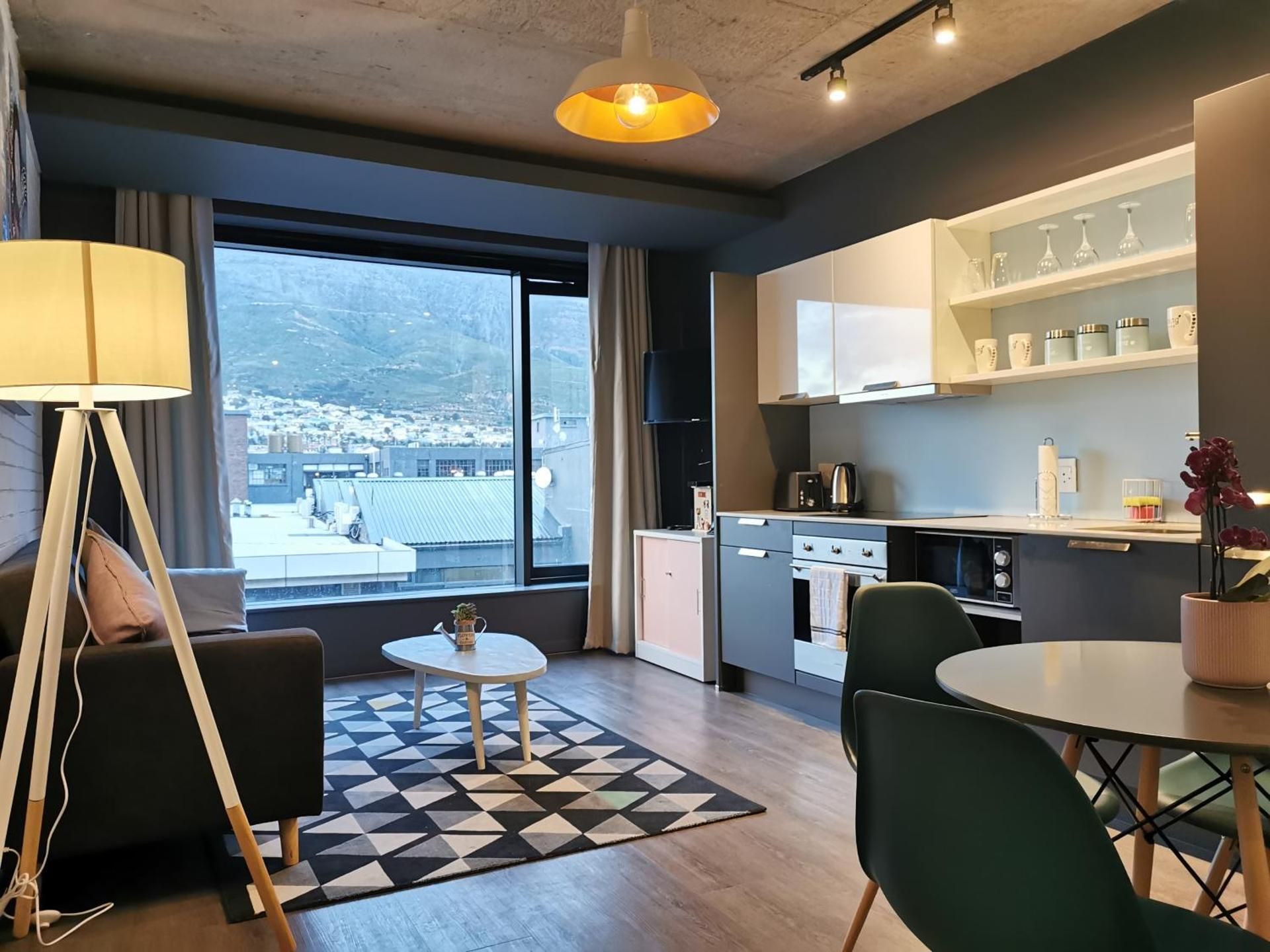 Apartment with Mountain View