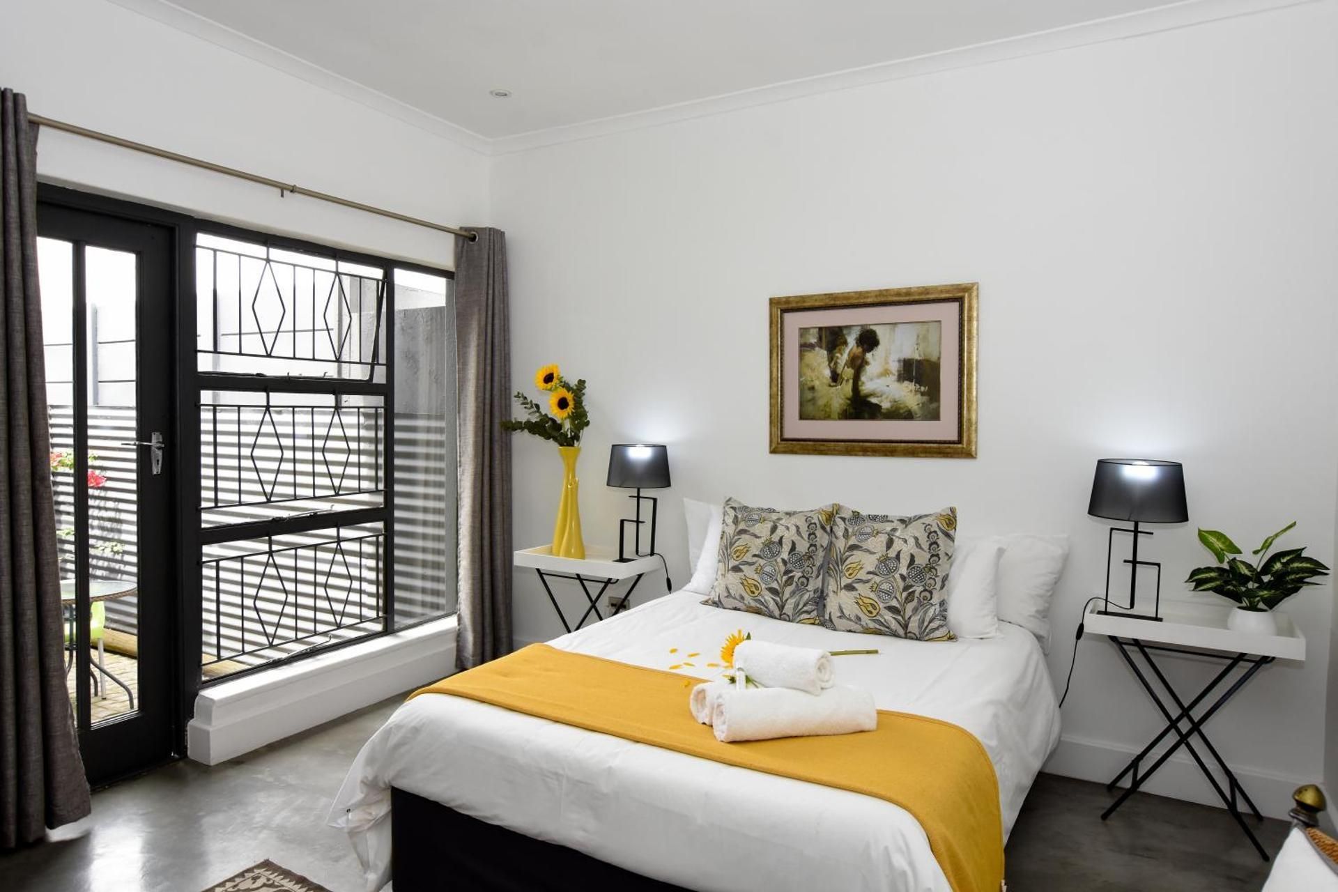 OnQ Accommodation Deluxe Double Room 2