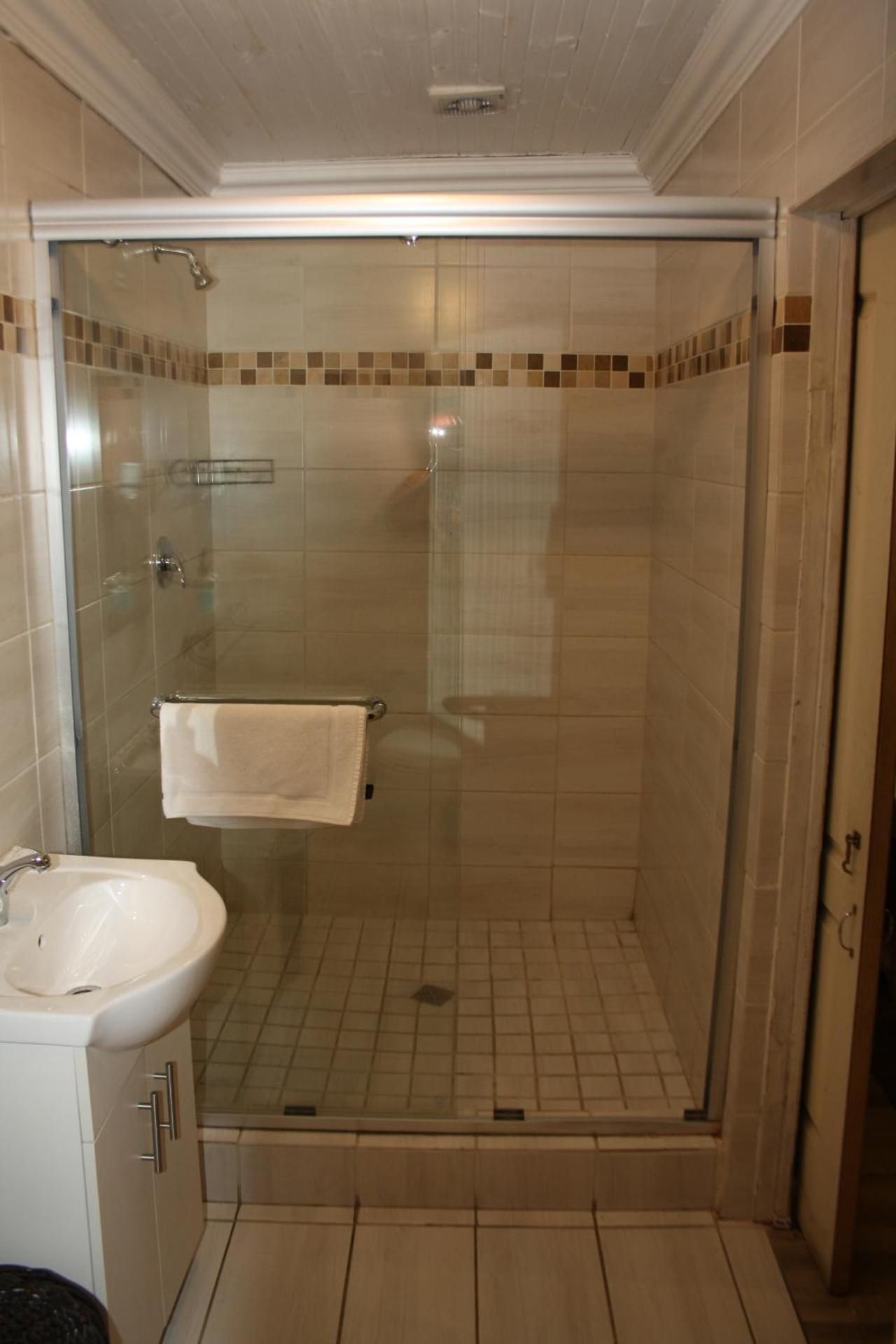 Deluxe Room (2 Adults + 1 Child)