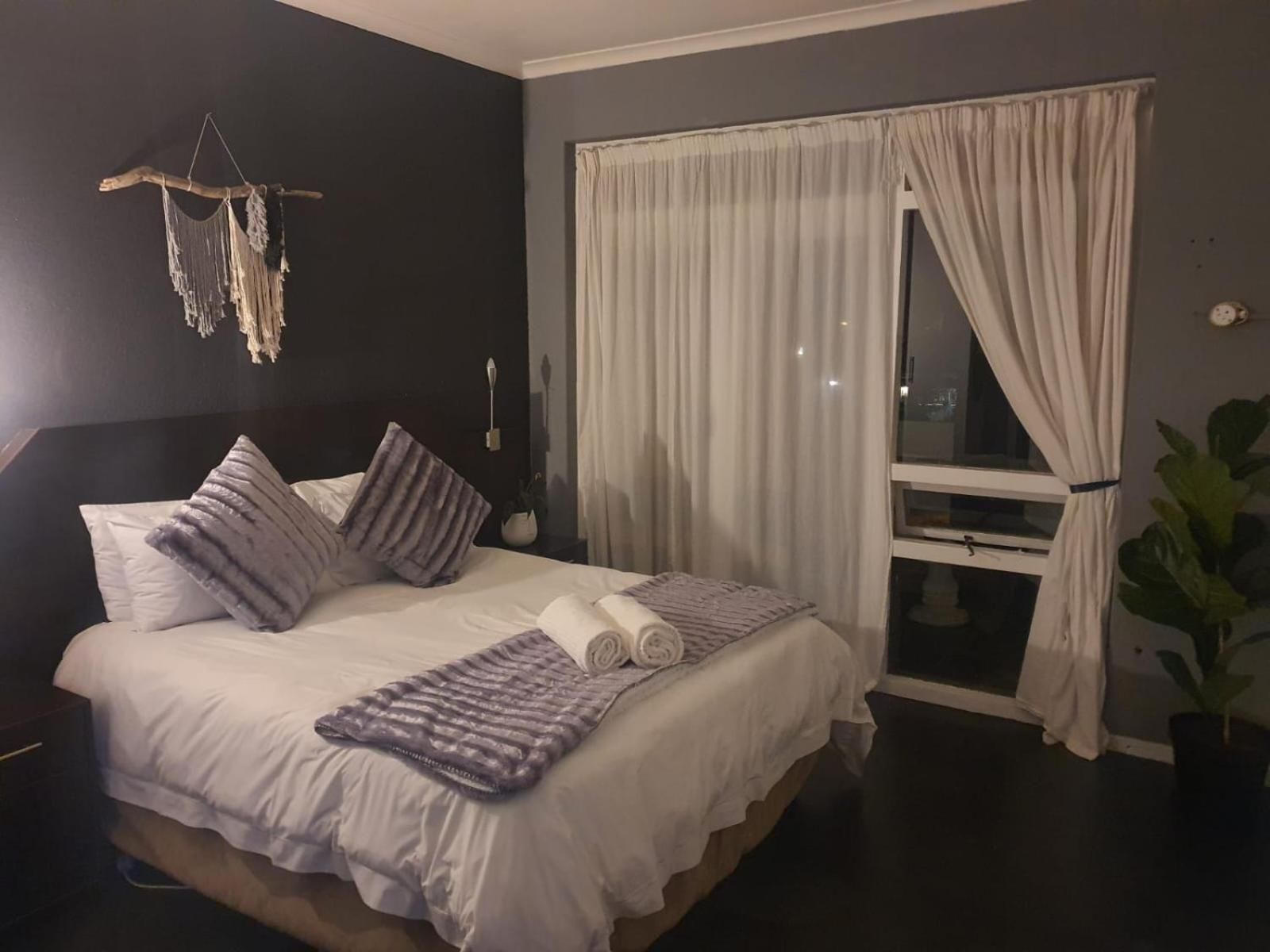 Three-Bedroom Apartment with Balcony