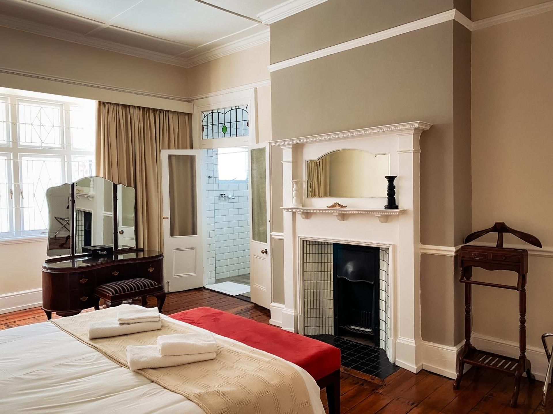 Three Bedroom Apartment with Pool View