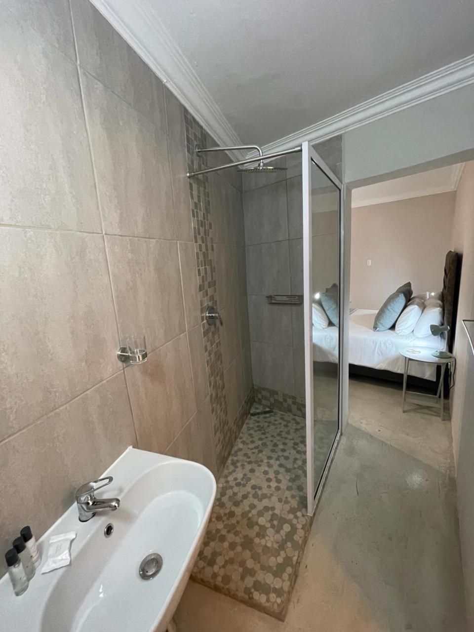Deluxe Queen Suite