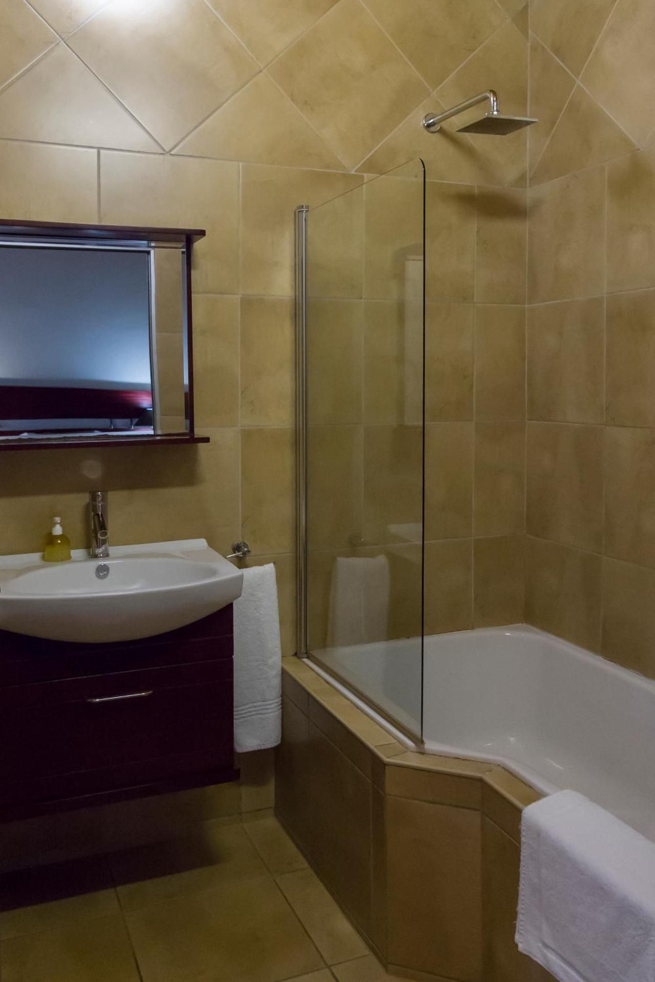 Twin or King Room with Garden Access (Full Bathroom) - Room 11