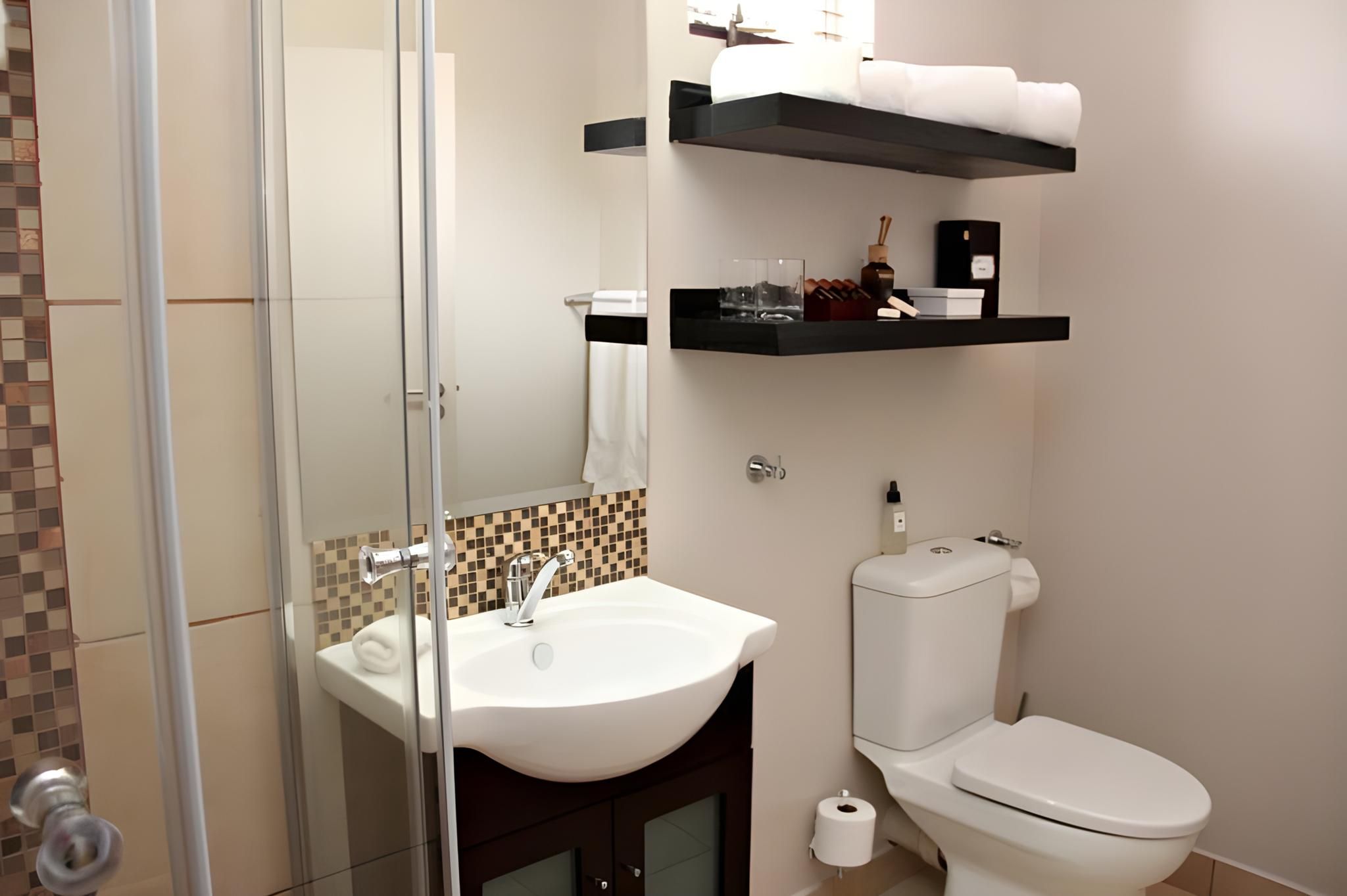 Browns Manor Spacious Standard Room 2