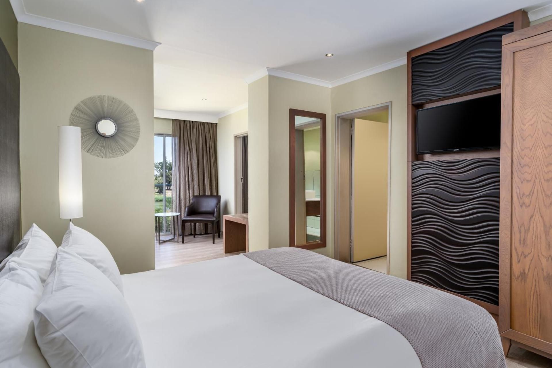 River View Room, Larger Guest room, Bedroom 1: 1 Queen, Bedroom 2: 2 Twin, River view