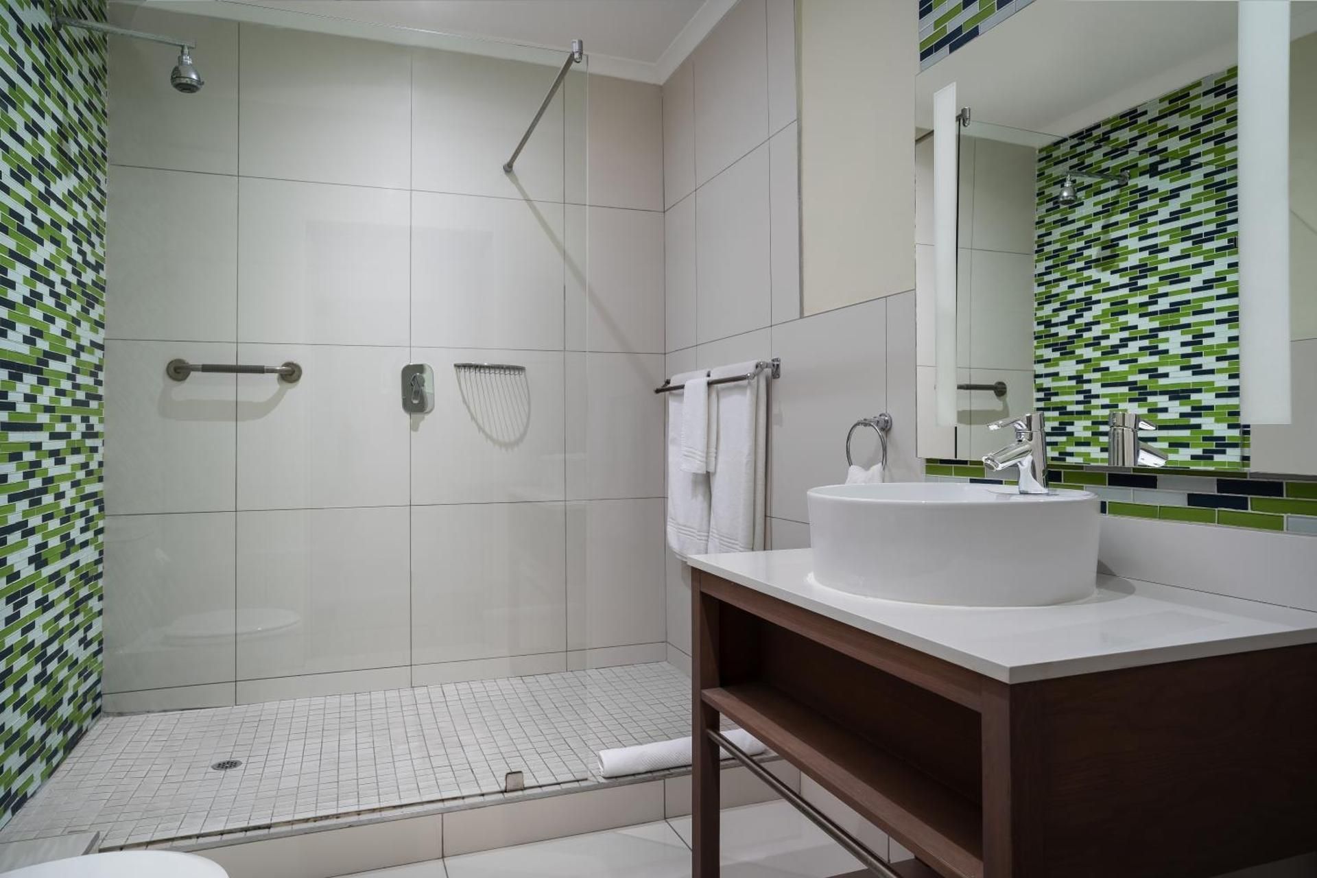 River View Room, Larger Guest room, Bedroom 1: 1 Queen, Bedroom 2: 2 Twin, River view