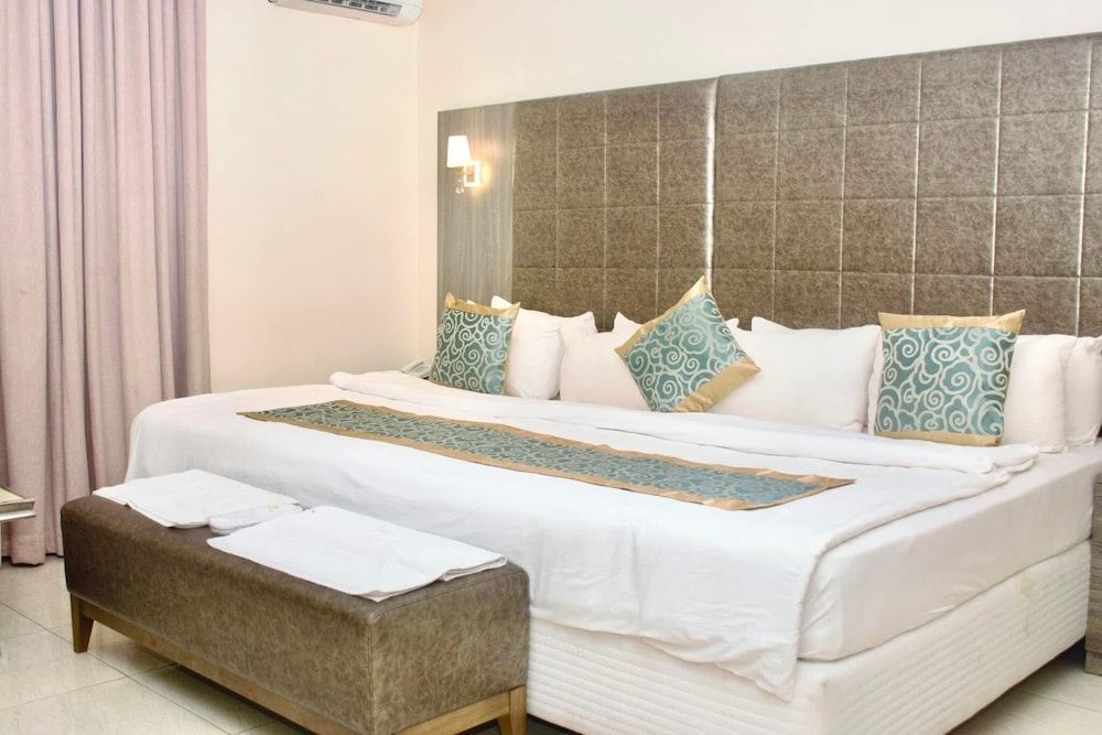 Maxbe Continental Hotel Signature Room, 1 King Bed, Balcony