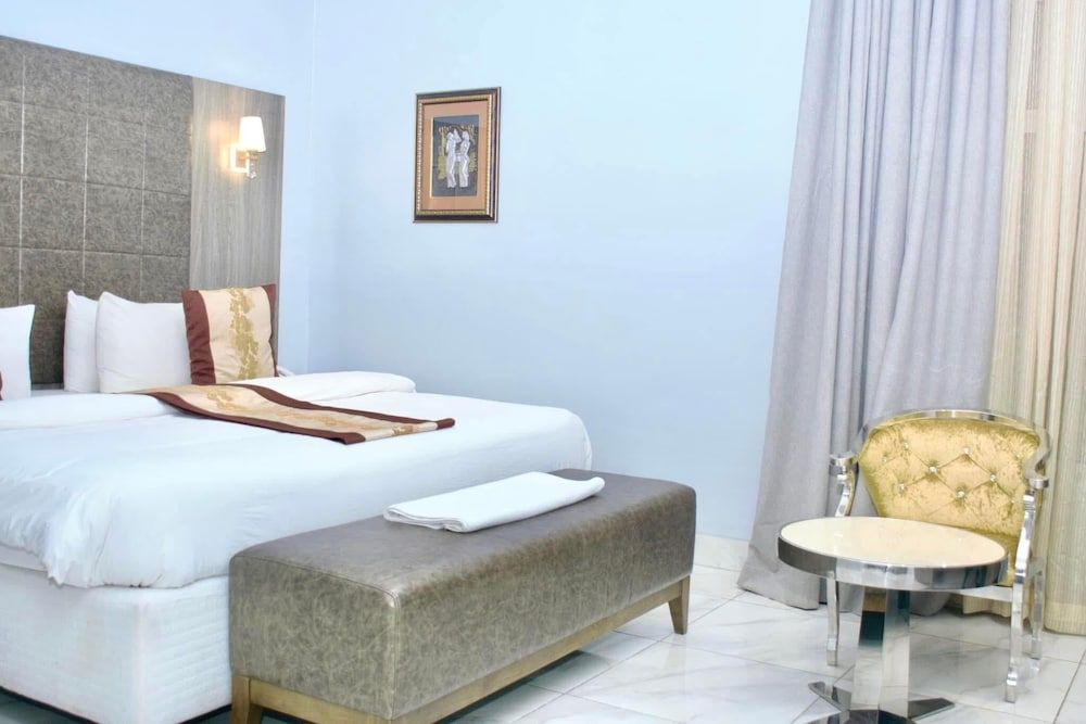 Maxbe Continental Hotel Exclusive Room, Balcony, Pool View 3