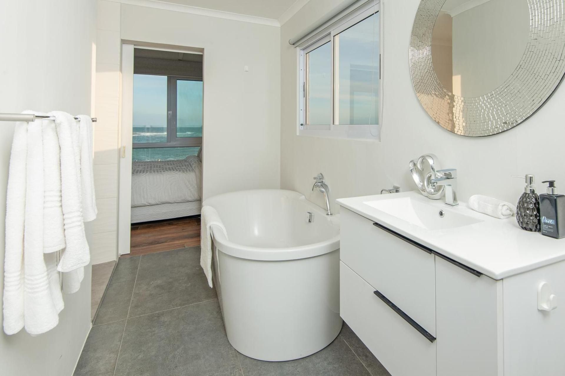 Absolute Ocean Boutique Guest House King Suite with Ocean View 2
