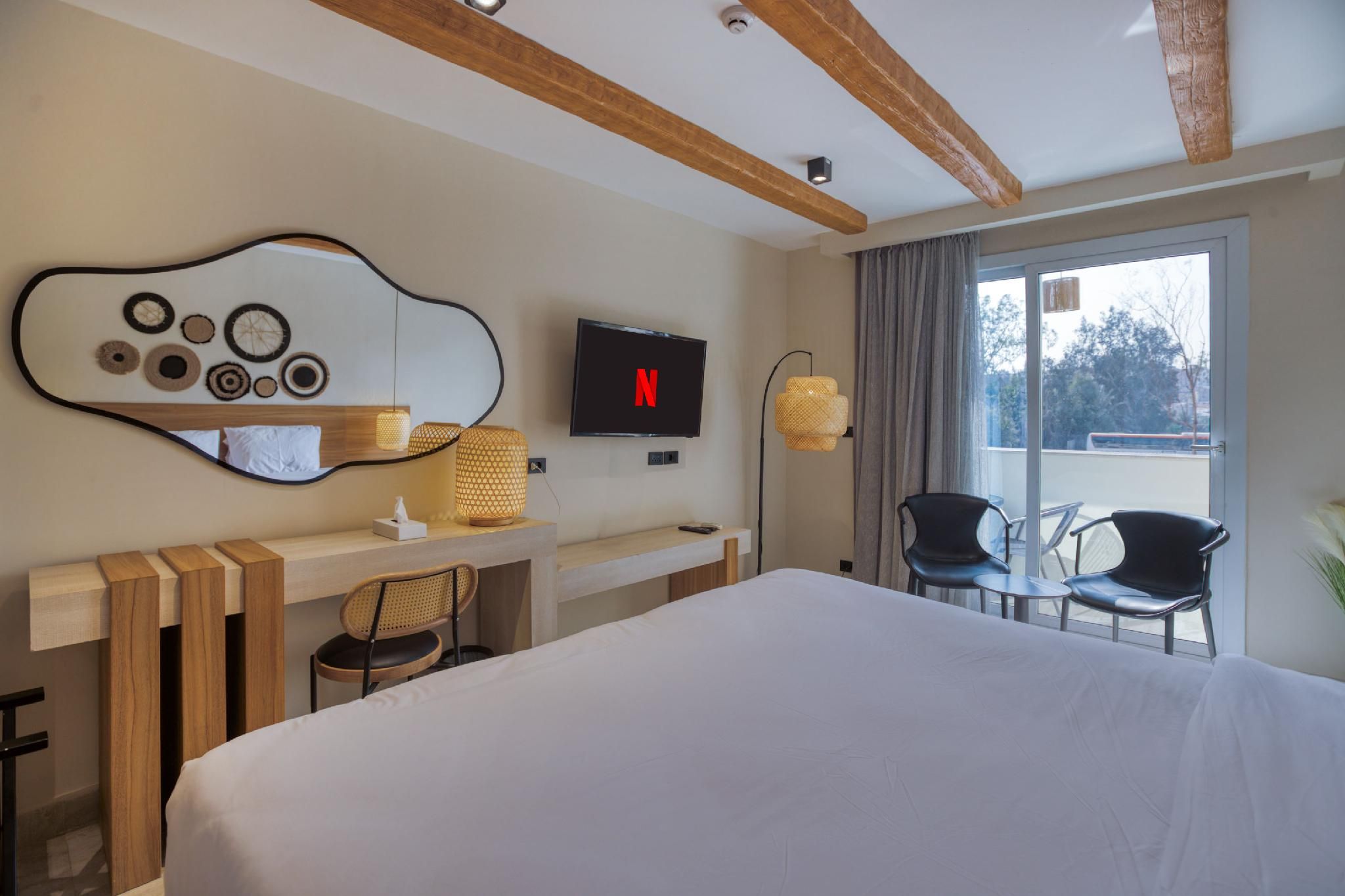 Deluxe King Room with Pyramids View 