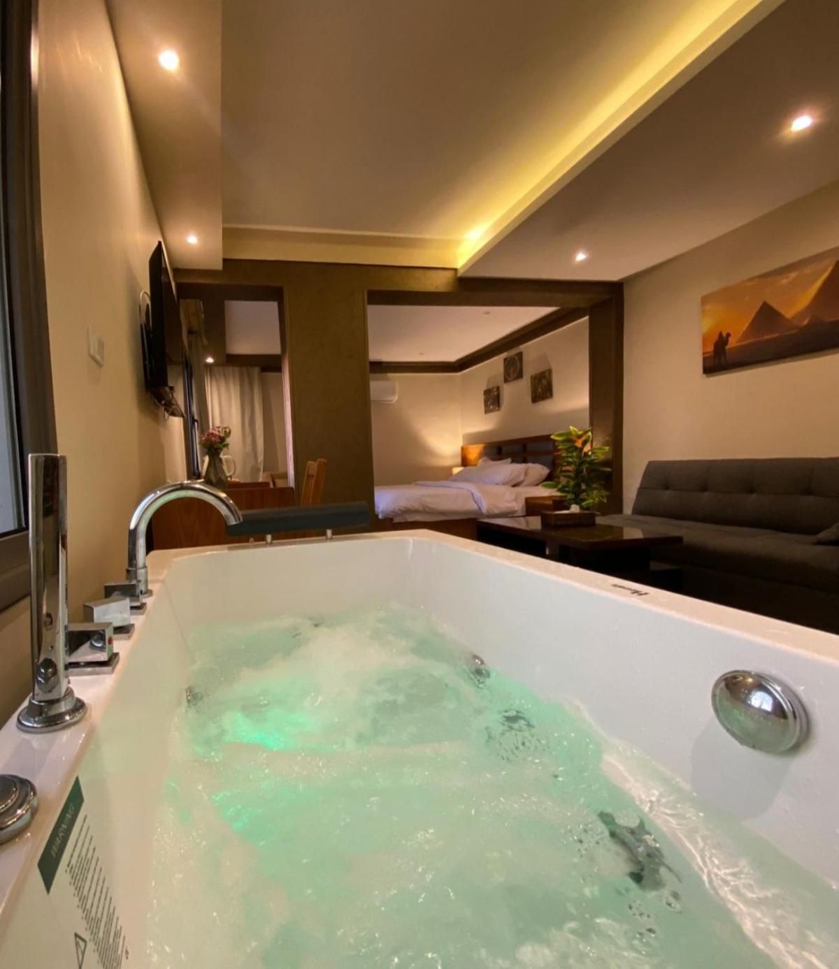 Suite with Pyramids View and Jacuzzi