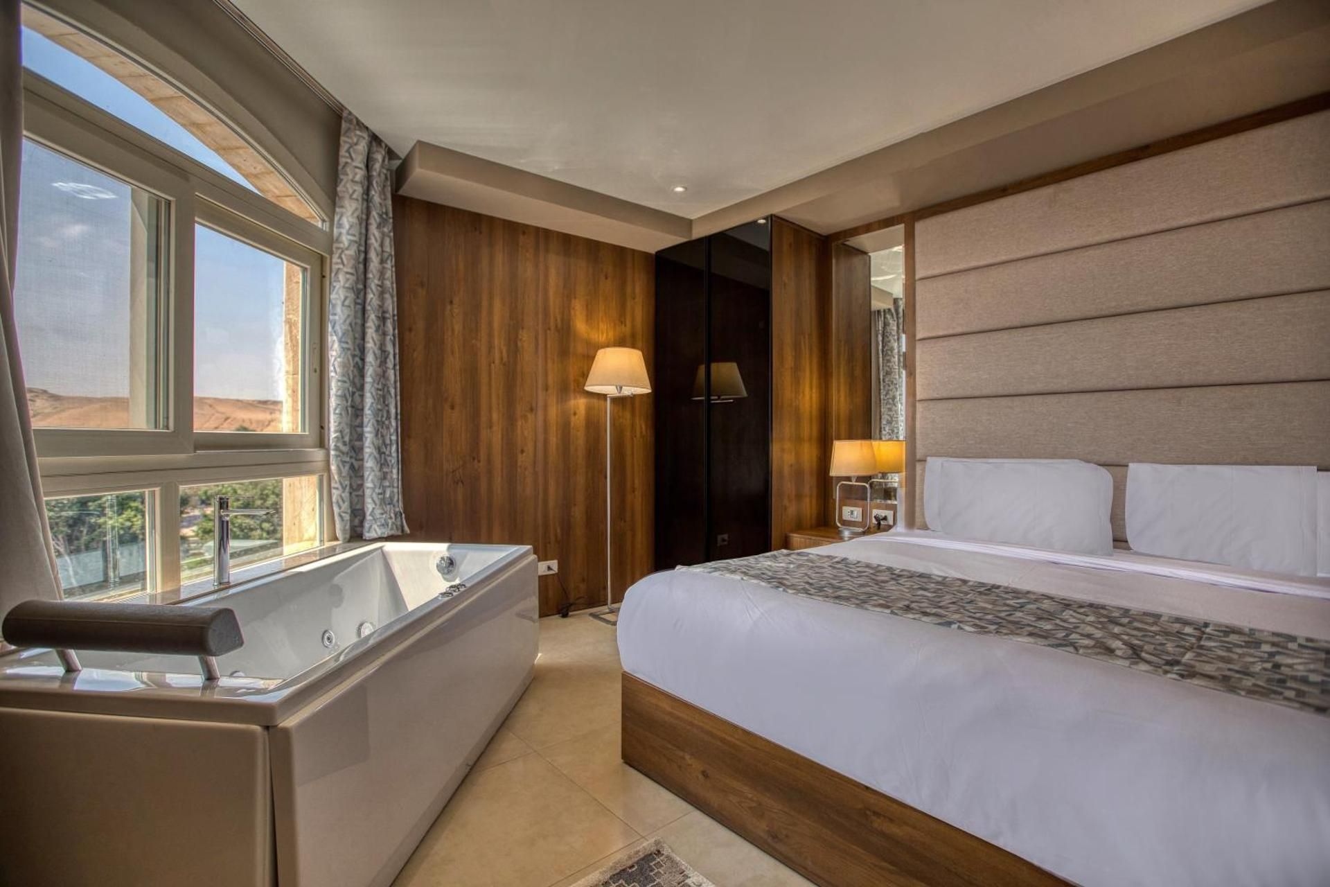 Executive Suite with Pyramids View and Jacuzzi