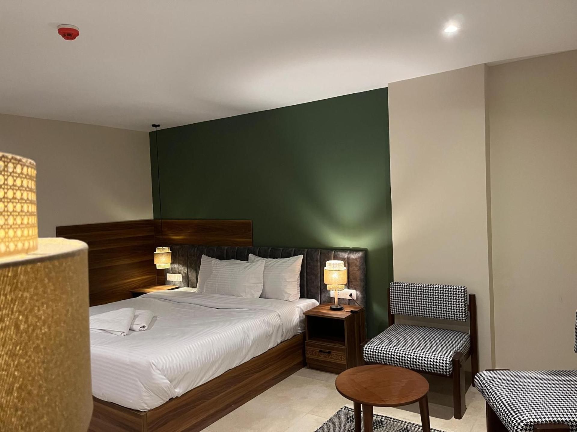Standard King Room with City View
