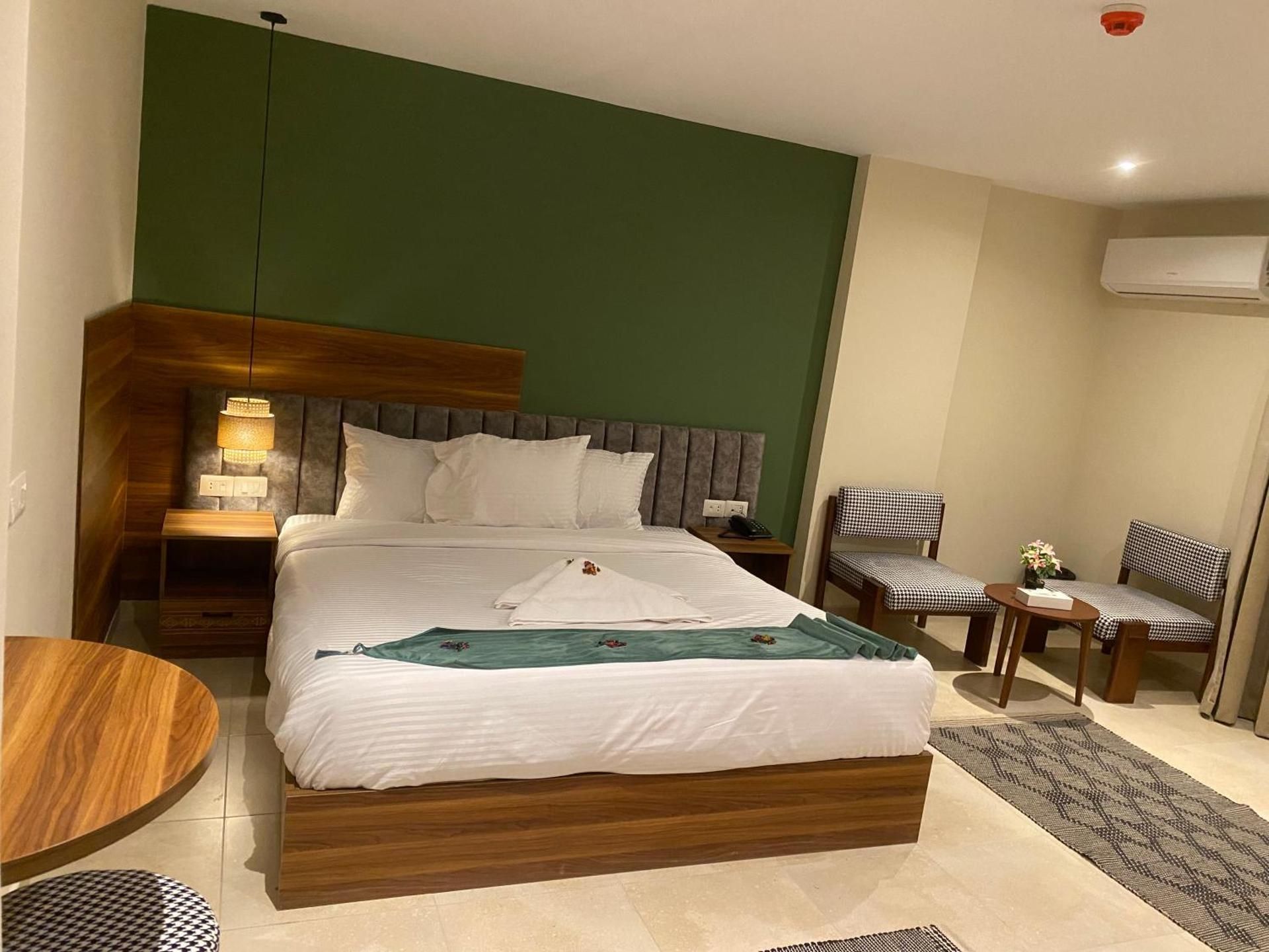 Standard King Room with City View