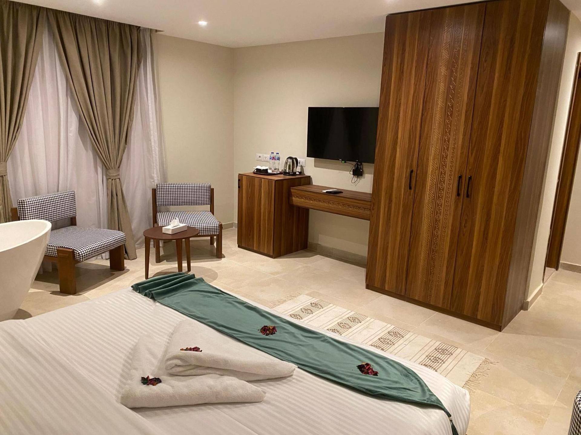 Deluxe King Room Panoramic Pyramids View