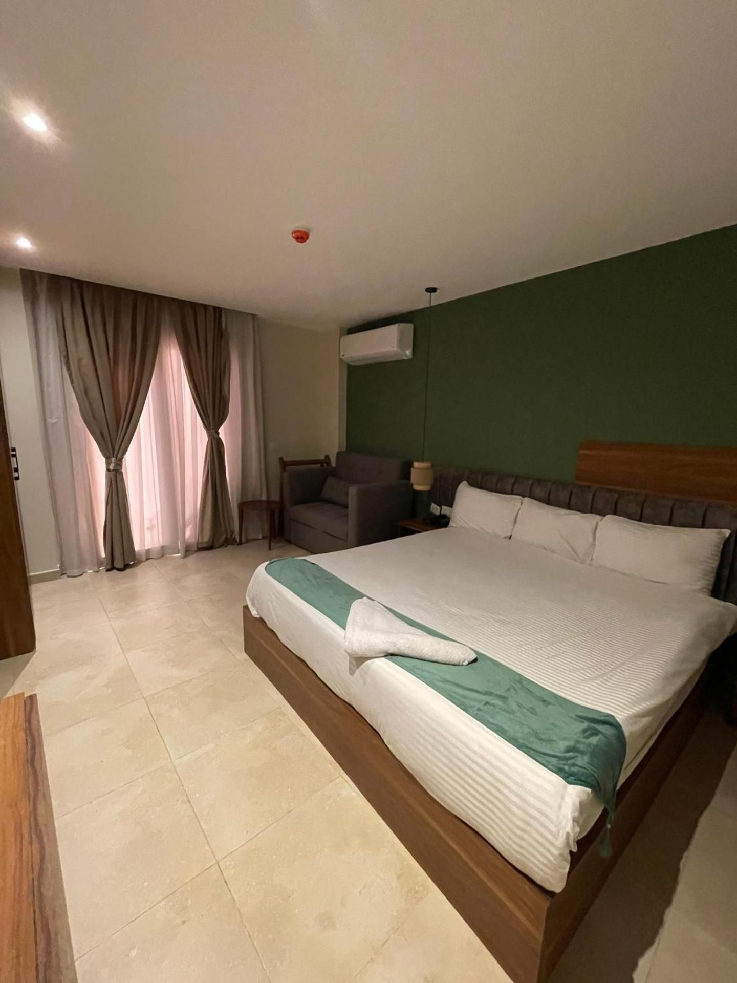 King room panoramic pyramids view & balcony