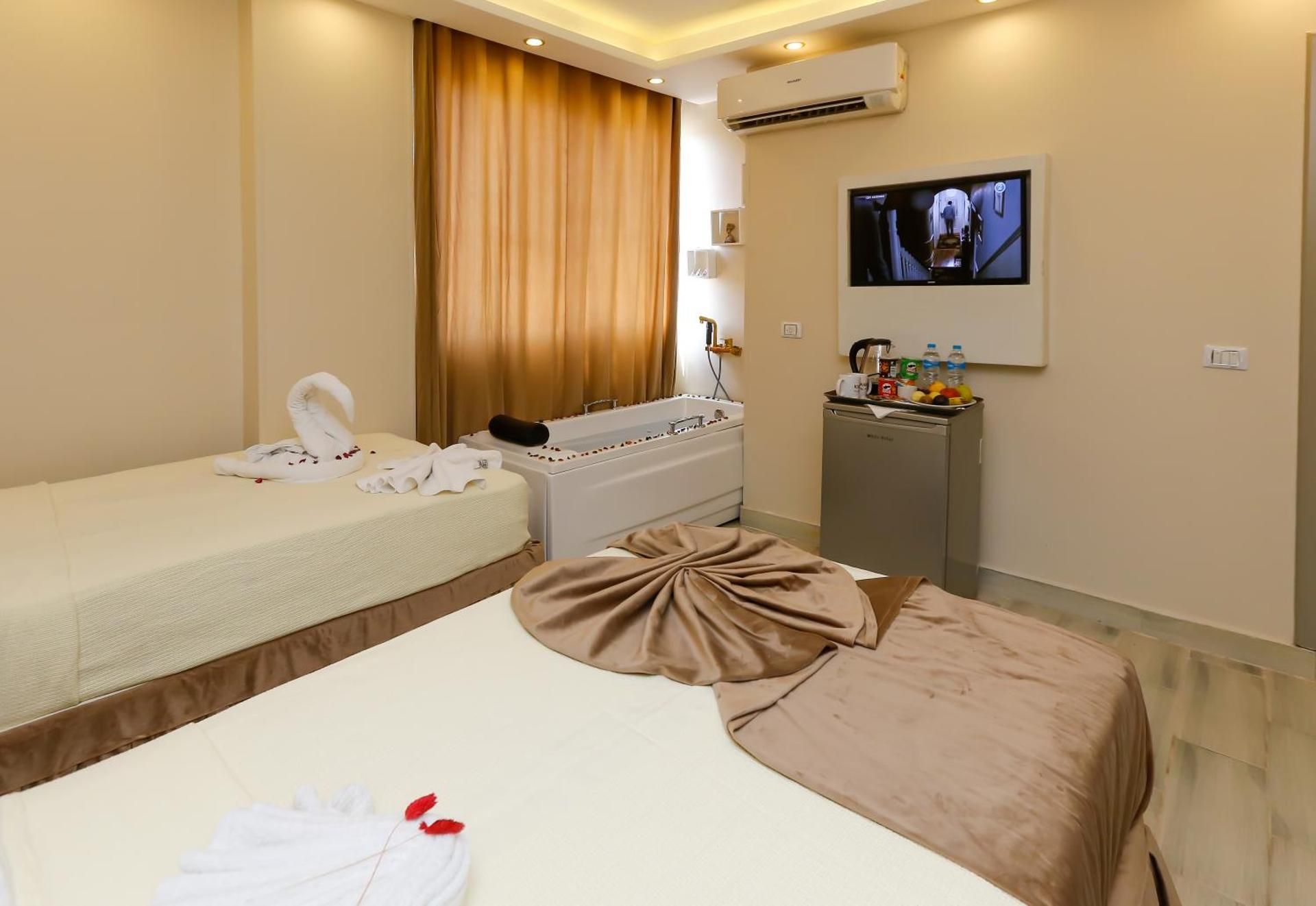Double Room with Jacuzzi and Pyramids View