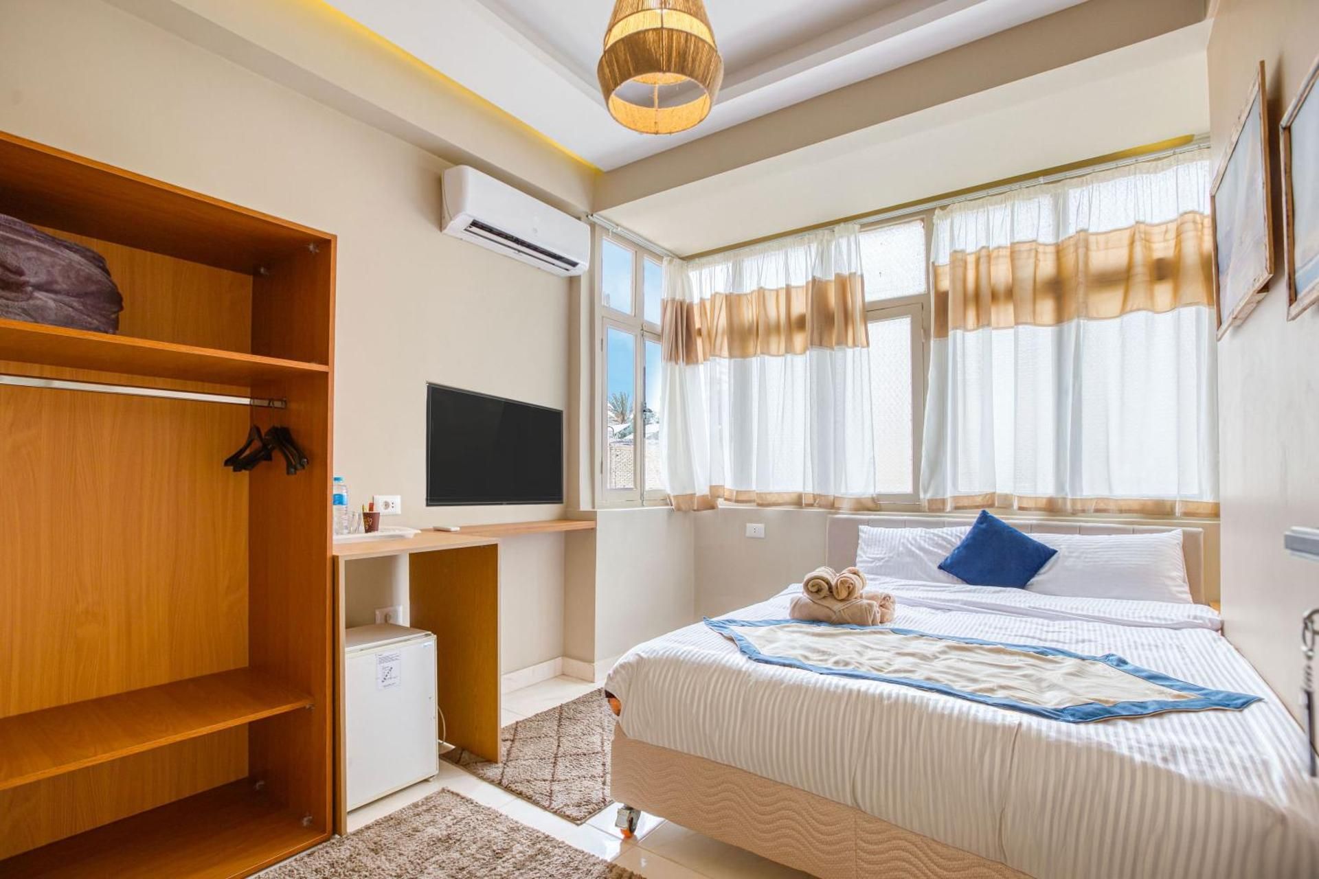 Standard Queen Room with Pyramids View