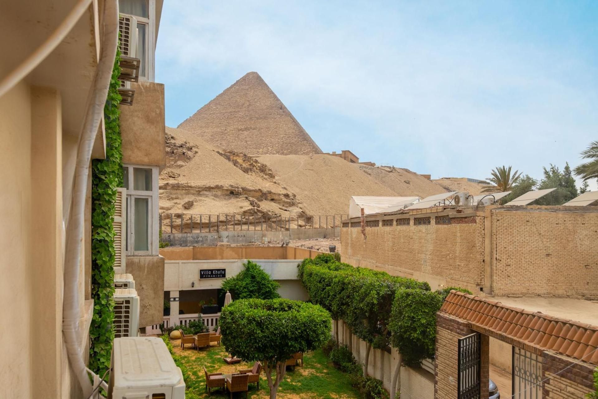 Standard Queen Room with Pyramids View