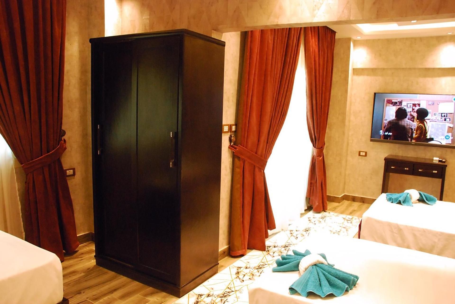 Triple Room with Shared Bathroom and Pyramids View