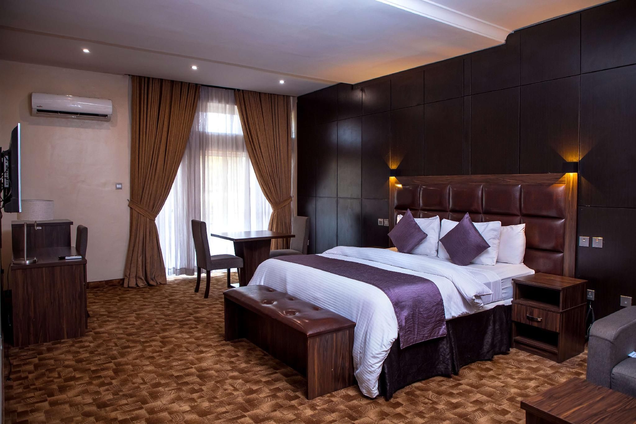 Suite - 1 King Bed, Nonsmoking, Balcony, Living Room
