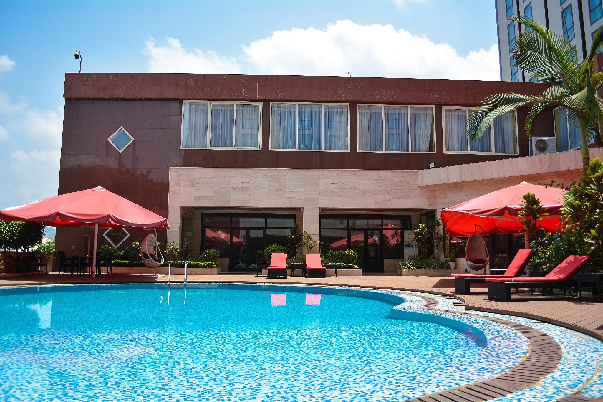 swimming pool [outdoor]