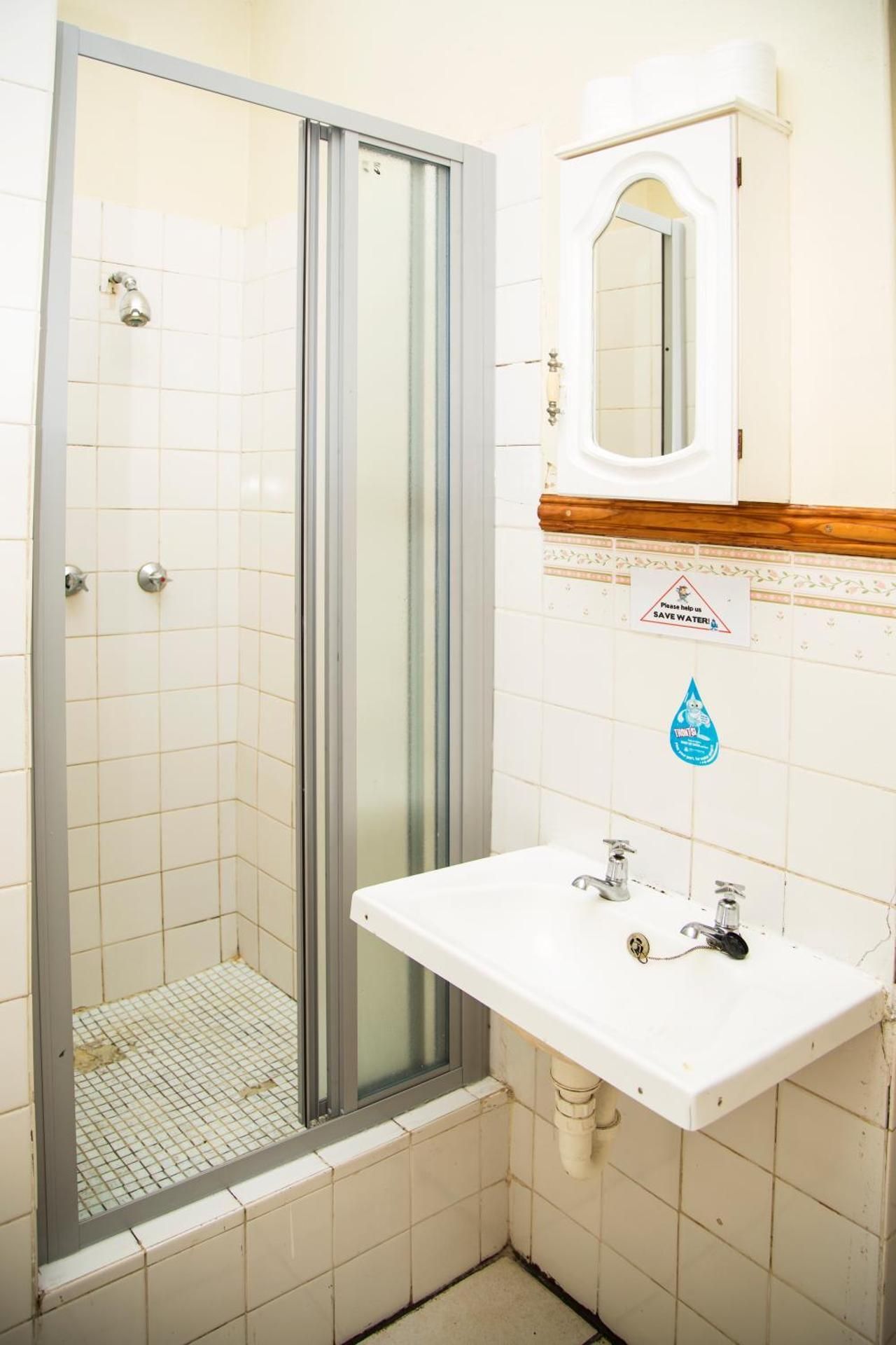 Jikeleza International Backpacker Lodge Twin Room with Shared Bathroom 2