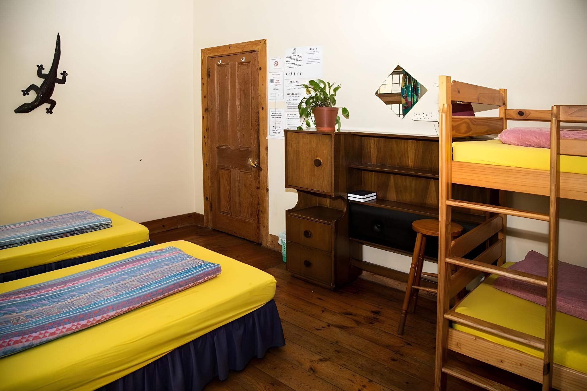 Jikeleza International Backpacker Lodge Triple Room with Shared Bathroom 2