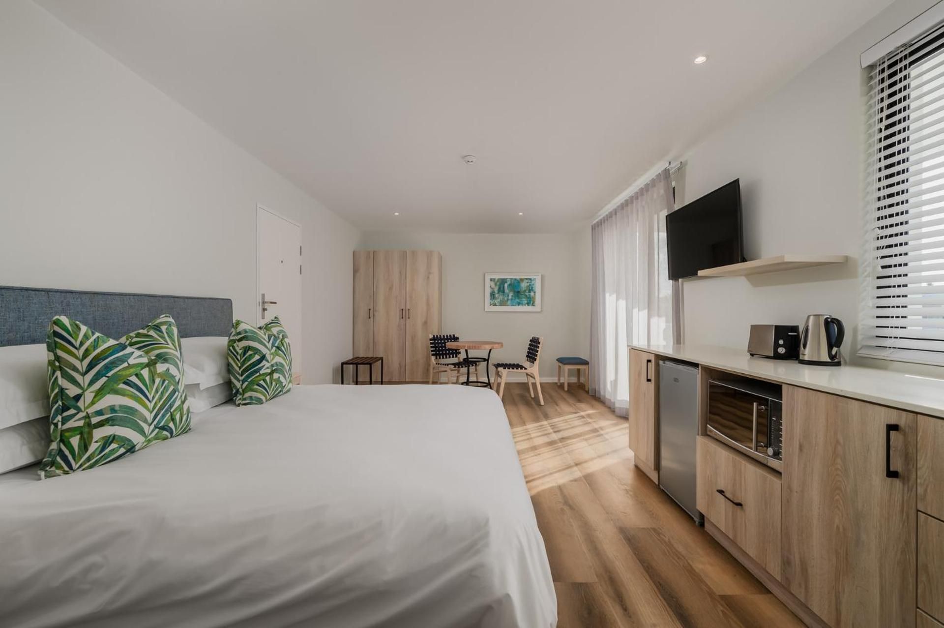 Deluxe Apartment with Partial Sea View