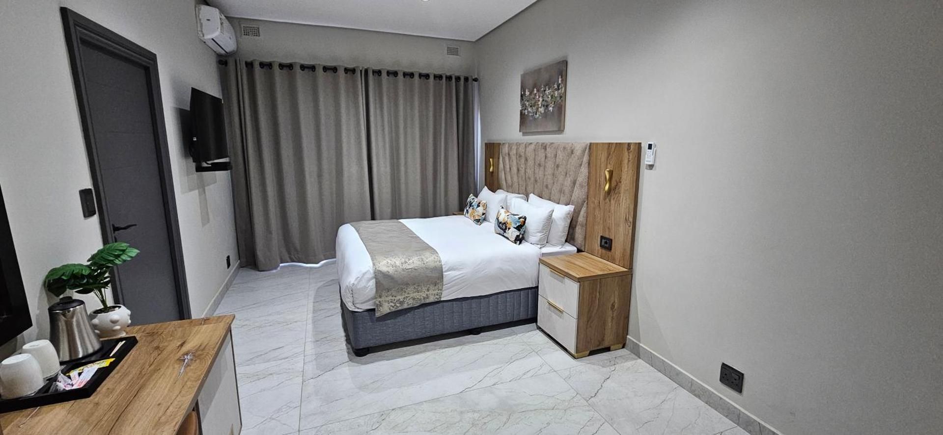 Deluxe Queen Room