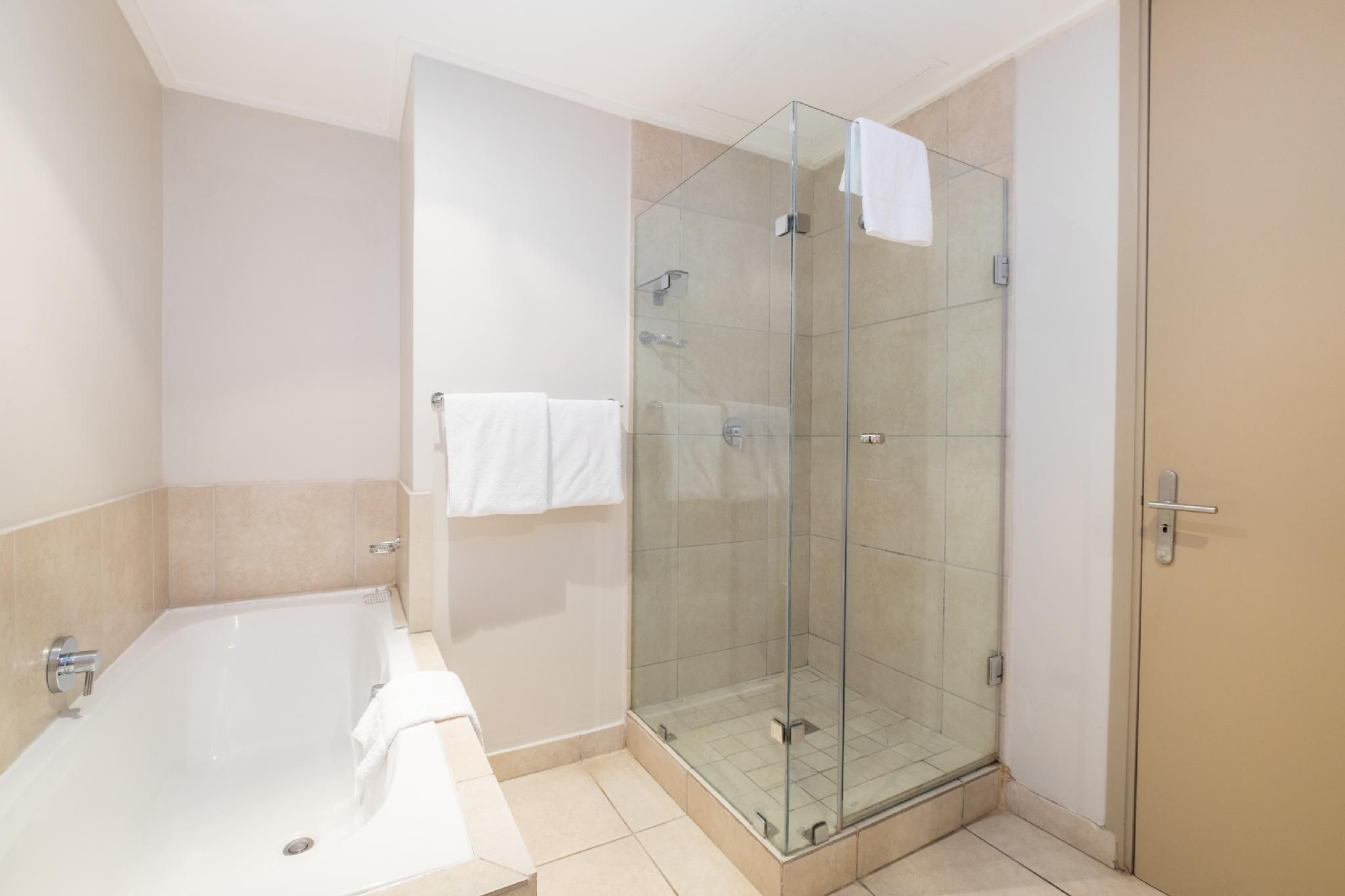 Point Waterfront Apartments Three-Bedroom Ocean View Apartment 2