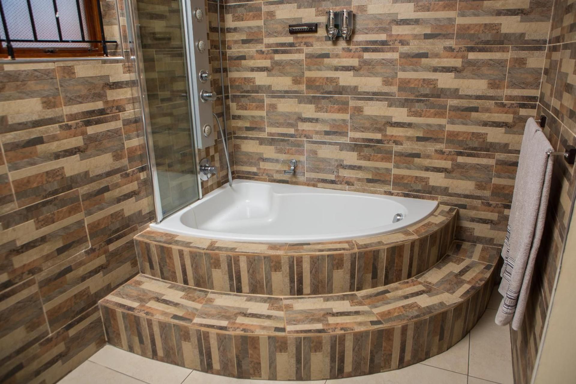 Deluxe Queen Suite