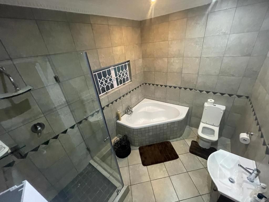 Deluxe Queen Suite