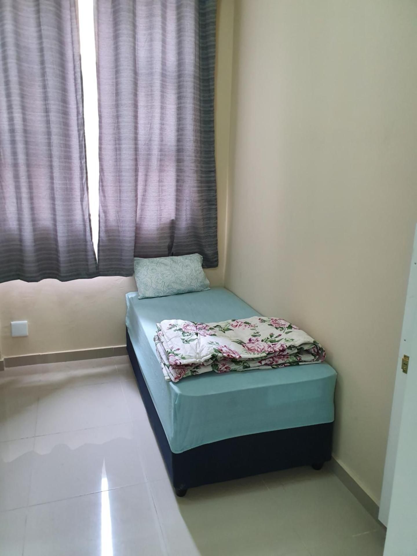 Budget Twin Room with Shared Bathroom