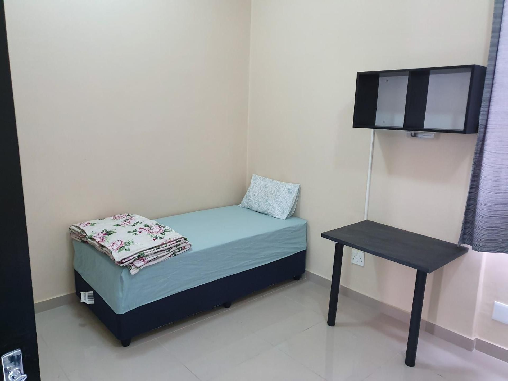 Budget Twin Room with Shared Bathroom