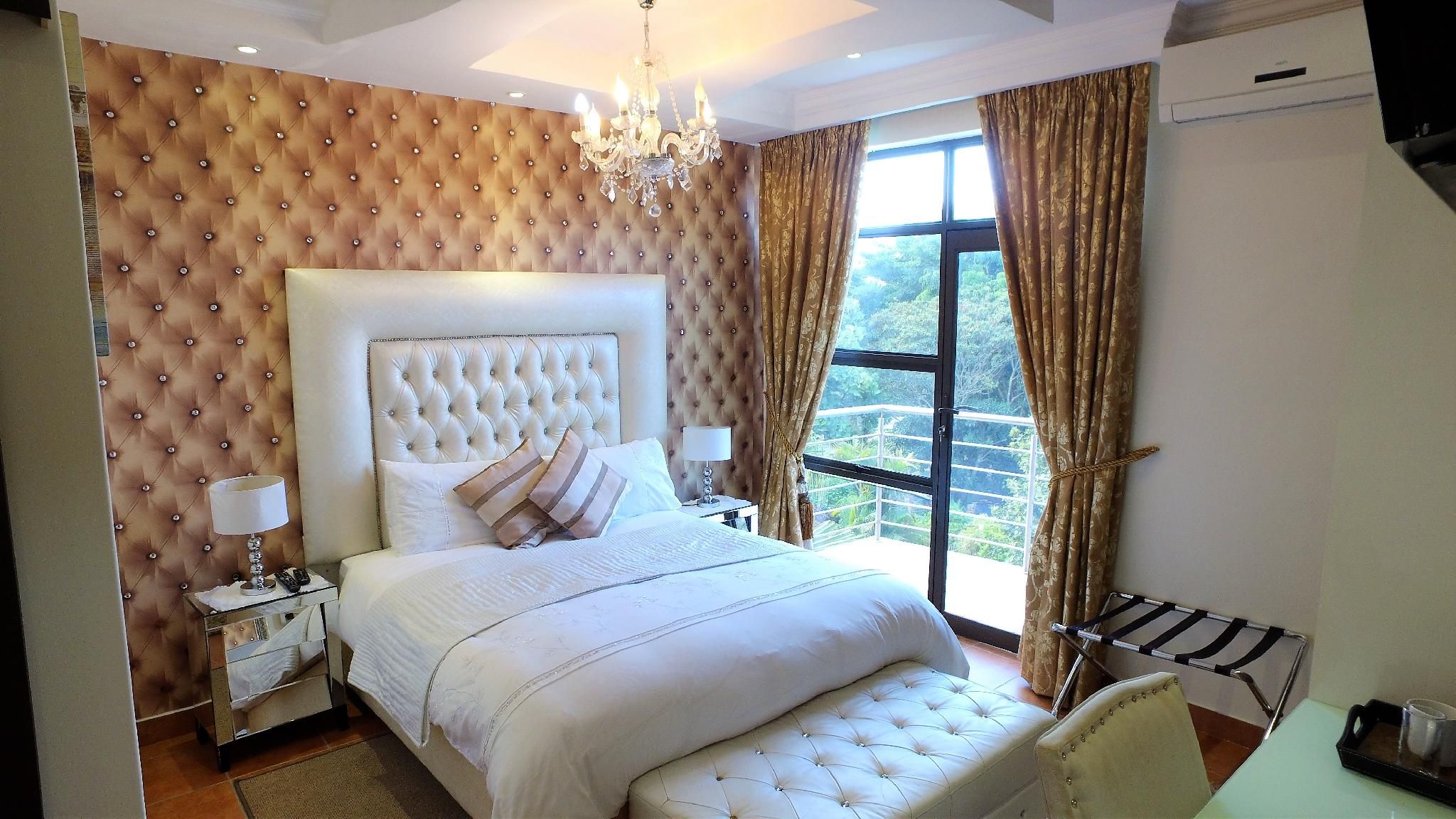 Leonardos Guesthouse  Deluxe Queen 2